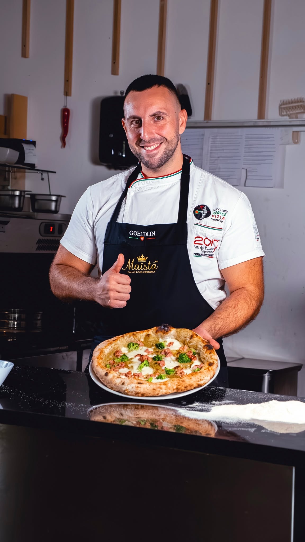 Ristorante Fresco Lugano x Maistà Food: la pizza broccolo a doppia consistenza prende vita tra crema, provola, salsiccia e passione per la cucina italiana! 🍕🇮🇹
Un racconto di profumi, consistenze e sapori autentici, come solo l’Italia sa regalare.
📍 Ristorante Fresco – Lugano
📩 Info e ordini Maistà Food: orders@maistafood.ch | info@maistafood.ch
#MaistàFood #ItalianFoodExperience #PizzaItaliana #RistoranteFresco #FoodExperience #SwissFoodService #MadeInItaly