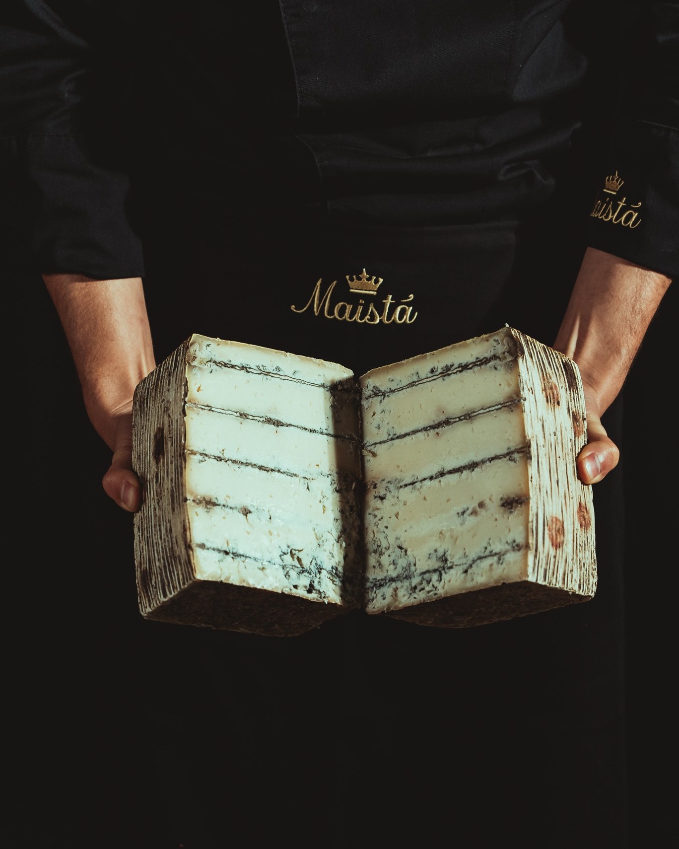 Il Blu di Bufala è uno di quegli ingredienti che trasformano un piatto con un solo tocco: sapore deciso, cremosità avvolgente e una personalità che non passa inosservata ✨
Ideale per:
🥩 carni rosse e tagli importanti
🍝 paste ripiene
🥗 insalate ricche
🍕 pizze gourmet che vogliono fare la differenza
Un formaggio che racconta artigianalità, tecnica e carattere.
📩 Per info e ordini: orders@maistafood.ch | info@maistafood.ch
#MaistàFood #ItalianFoodExperience #BluDiBufala #FormaggiItaliani #FoodArt #SwissFoodService #MadeInItaly