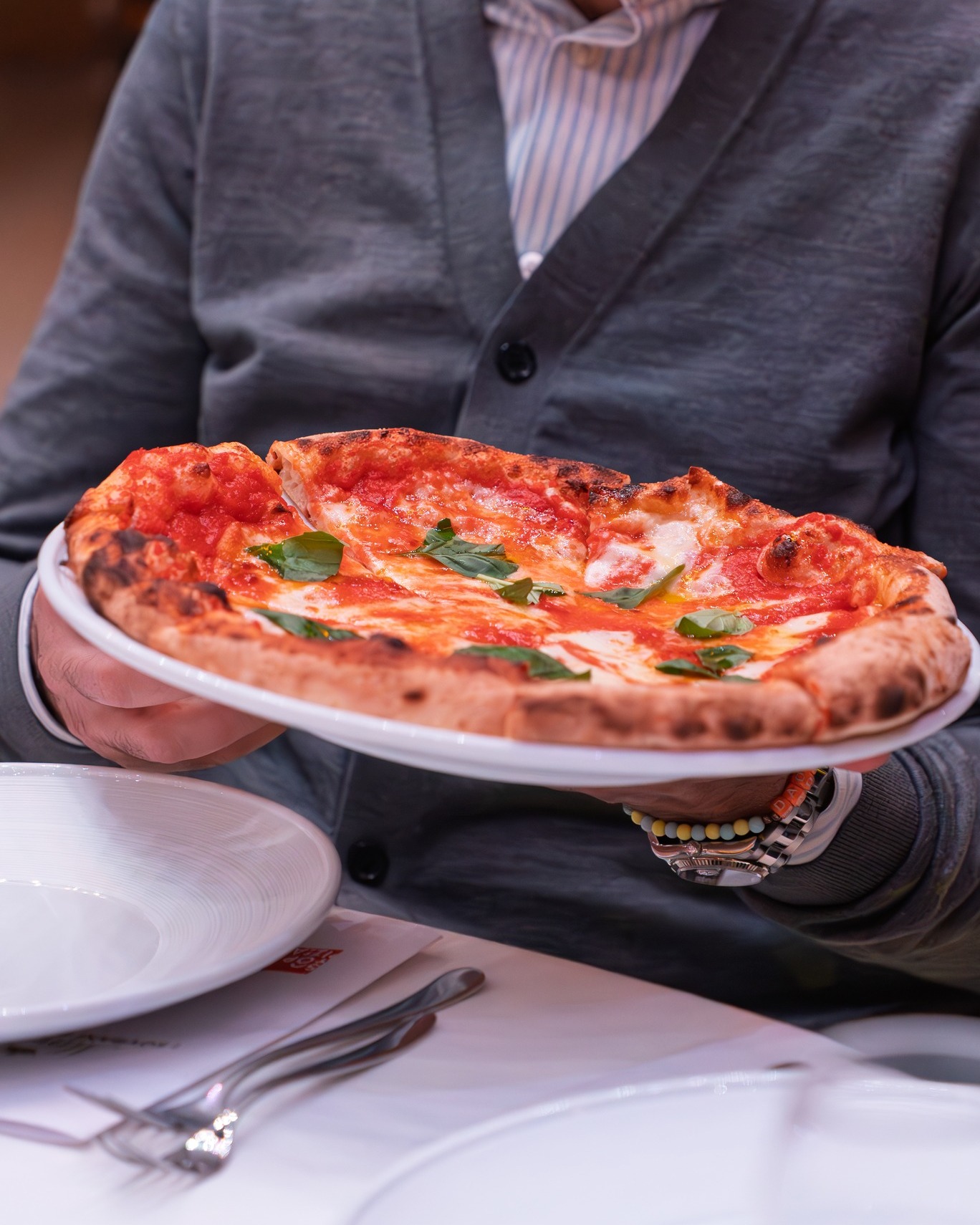 La semplicità che conquista sempre ❤
La Pizza Margherita: pomodoro, fior di latte, basilico. Tre ingredienti che, insieme, creano un classico intramontabile della cucina italiana 🇮🇹✨
📩 Info e ordini Maistà Food: orders@maistafood.ch | info@maistafood.ch
#MaistàFood #ItalianFoodExperience #PizzaMargherita #PizzaItaliana #FoodArt #SwissFoodService