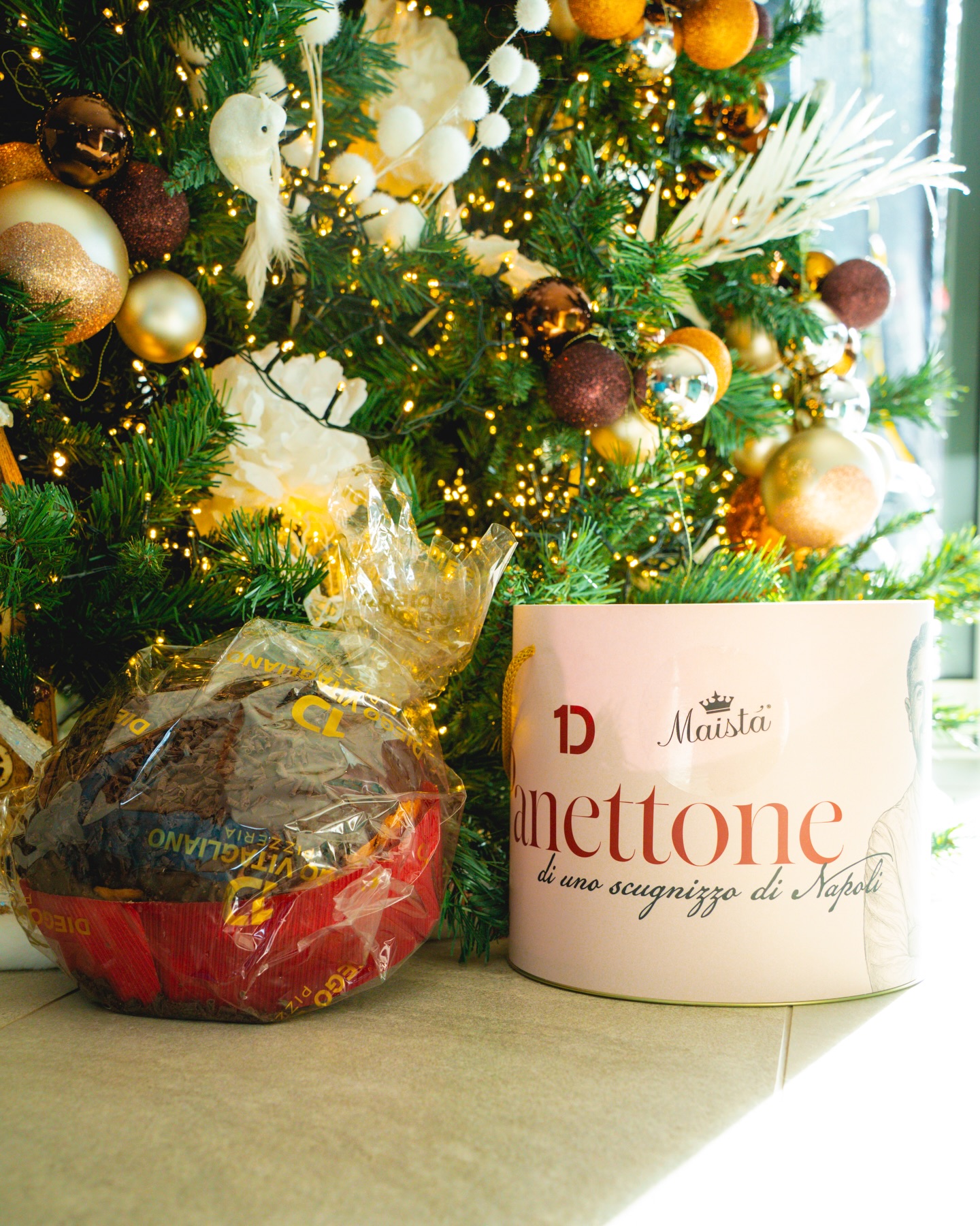 ✨ Il Panettone Maistà Food x Diego Vitagliano ✨

Dalla tradizione della lievitazione naturale alla visione di uno dei maestri della pizza contemporanea. Nasce il Panettone Maistà firmato Diego Vitagliano: un grande lievitato artigianale, soffice, profumato, curato in ogni dettaglio.

Ogni variante racconta un’idea precisa di gusto, equilibrio e materia prima: dal Classico alle versioni più golose, sempre nel rispetto della qualità e del tempo 🎄✨

📍 Disponibile presso Maistà Food
📌 Via Strecce 4, 6934 Bioggio
📩 Info e ordini: orders@maistafood.ch | info@maistafood.ch

#MaistàFood #ItalianFoodExperience #PanettoneArtigianale #DiegoVitagliano #LievitazioneNaturale #MadeInItaly #SwissFoodService