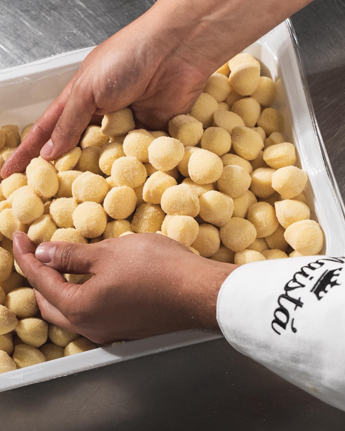 Morbidi, leggeri, fatti come una volta.

I Gnocchi artigianali Maistà Food portano in tavola un comfort food che profuma di casa e tradizione.

Perfetti con:
🍅 sughi di pomodoro e basilico
🧀 fondute leggere
🥩 ragù di carne
🌿 creme di verdure

Pochi ingredienti, tanta cura. La semplicità che conquista sempre ✨

📩 Info e ordini: orders@maistafood.ch | info@maistafood.ch

#MaistàFood #ItalianFoodExperience #GnocchiArtigianali #MadeInItaly #FoodArt #SwissFoodService