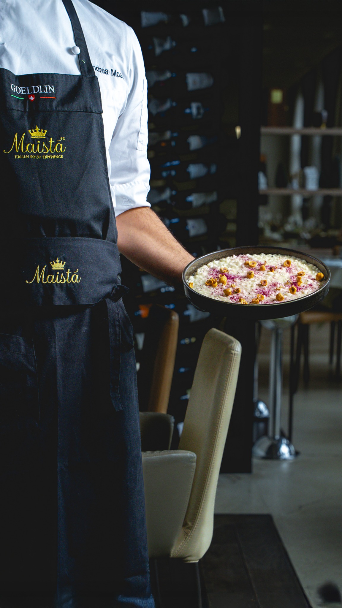 Un risotto che unisce carattere e armonia 🍽️

Risotto con:
🍷 Ubriaco al Nebbiolo
🧀 Parmigiano Reggiano Vacche Rosse
🥜 Nocciole tostate

Cremosità, intensità aromatica e contrasti eleganti, guidati dalla mano dello chef.

📍 Ristorante Hönggerhof
👨‍🍳 Chef Andrea Mocci
📩 Info e ordini: orders@maistafood.ch | info@maistafood.ch

#MaistàFood #RisottoGourmet #UbriacoAlNebbiolo #ParmigianoVaccheRosse #AltaCucina #ChefAndreaMocci #Hönggerhof #ItalianFoodExperience