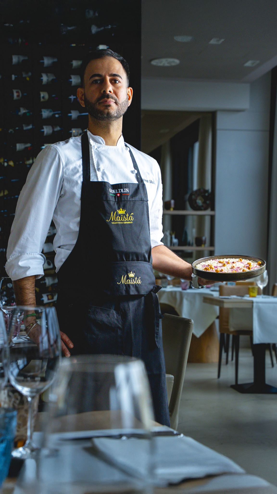 📍 Ristorante Hönggerhof x Maistà Food: un risotto che racconta territorio, tempo e memoria 🍚✨

L’ubriaco al Nebbiolo avvolge il riso con note intense e profonde, il Parmigiano Vacche Rosse dona equilibrio e rotondità, mentre le nocciole chiudono con una trama delicata e croccante.

È l’incontro tra materia prima d’eccellenza e la sensibilità dello chef, dove ogni ingrediente ha un ruolo preciso e nulla è lasciato al caso.

👨‍🍳 Chef Andrea Mocci
📩 Info e ordini: orders@maistafood.ch | info@maistafood.ch

#MaistàFood #Hönggerhof #AndreaMocci #RisottoGourmet #AltaCucina #ItalianFoodExperience #FoodProfessionale #MateriePrime #CucinaDiTerritorio #ChefStory #FoodDetails