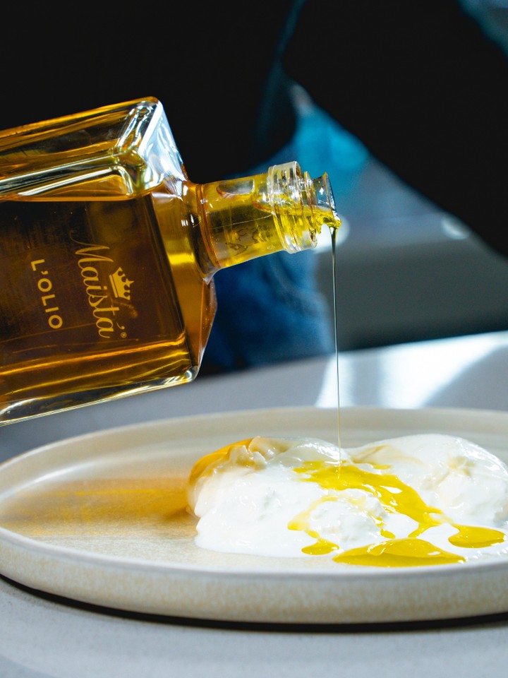 Un filo d’olio che cambia tutto ✨
L’olio extravergine Maistà nasce da olive coltivate e spremute esclusivamente in Italia, selezionate per esprimere equilibrio, carattere e pulizia aromatica.

È il gesto finale, quello che lega i sapori e valorizza la materia prima senza coprirla.
Tradizione, attenzione e rispetto: in ogni goccia c’è l’essenza dell’eccellenza italiana 🇮🇹🫒

📩 Info e ordini: orders@maistafood.ch
 | info@maistafood.ch

#MaistàFood #ItalianFoodExperience #OlioExtravergine #OlioEVO #MateriaPrima #FoodDetails #MadeInItaly #SwissFoodService