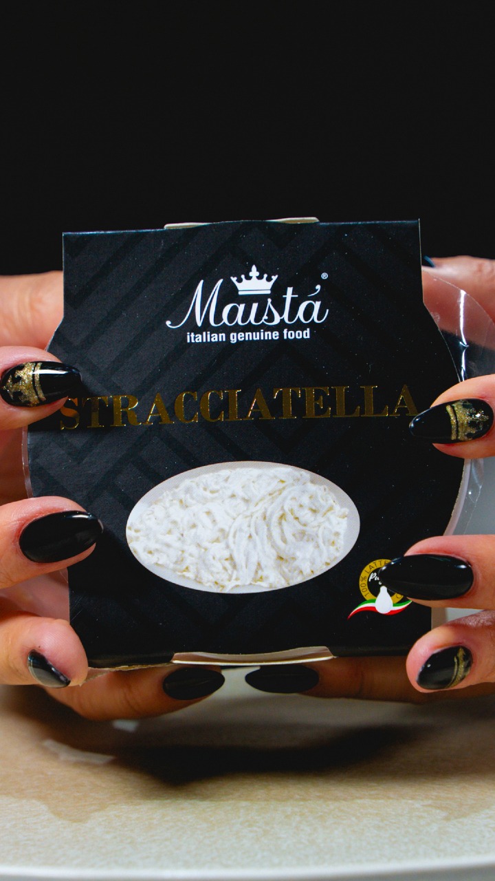 Cuore morbido, anima cremosa 🤍
La Stracciatella Maistà è l’incontro perfetto tra pasta filata sfilacciata a mano e panna di alta qualità. Una consistenza avvolgente, fresca e delicata, capace di trasformare ogni assaggio in un momento speciale.
Per San Valentino celebriamo l’amore per la materia prima autentica: semplice, pura, intensa.
Da gustare in purezza o con un filo di olio extravergine per esaltarne ogni sfumatura.
Perché l’eccellenza, quando è vera, non ha bisogno di altro 🇮🇹✨
📩 Info e ordini: orders@maistafood.ch | info@maistafood.ch
#MaistàFood #SanValentino #Stracciatella #ItalianFoodExperience #EccellenzeItaliane