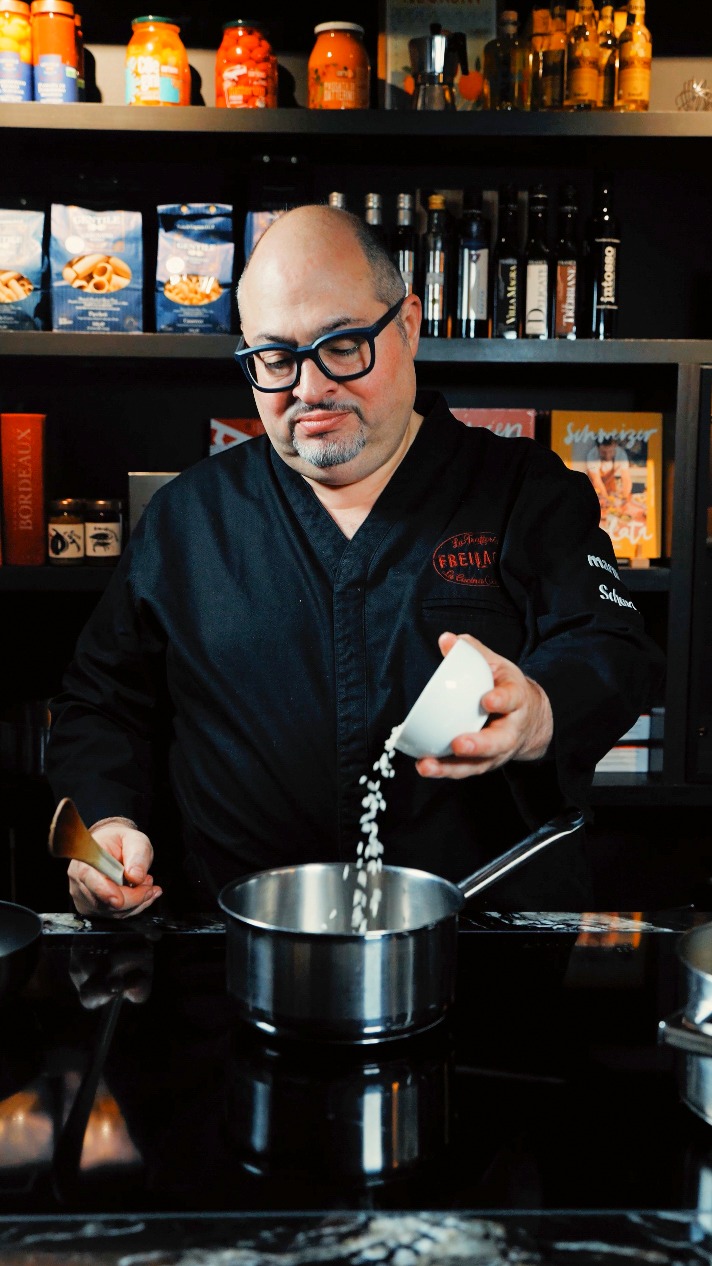 Ogni risotto comincia da qui 🍚

Il riso che cade, il brodo che aspetta,
la concentrazione prima del movimento.
È l’inizio silenzioso di un piatto che cresce nel tempo.

📍 Freilager – Chef Antonio Colaianni
📩 Info e ordini: orders@maistafood.ch | info@maistafood.ch

#MaistàFood #ItalianFoodExperience #Freilager #ChefAntonioColaianni #FoodArt #SwissFoodService