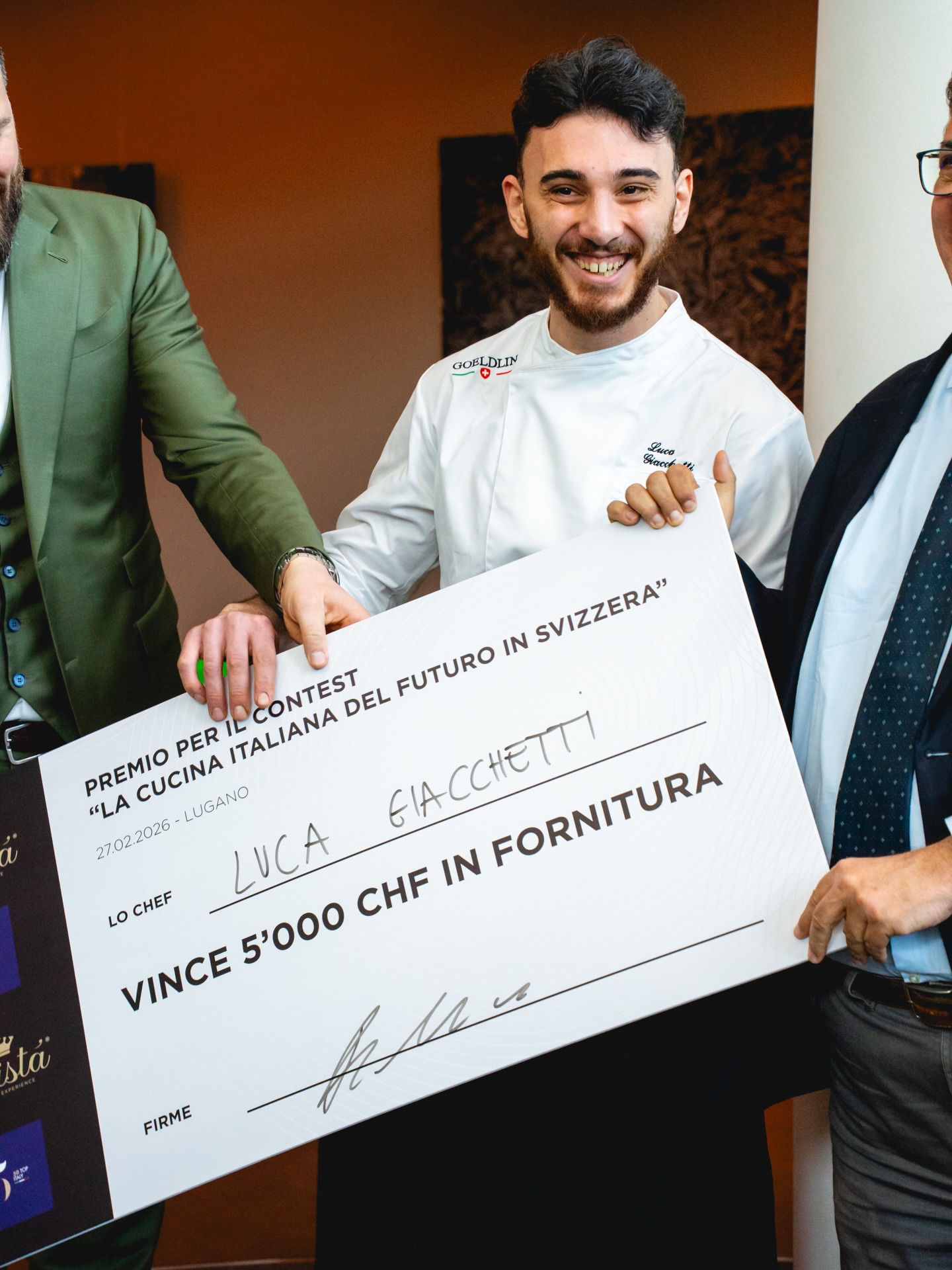 ✨ Non è solo la vittoria di @lucagiacchettii, è un segnale.

Il futuro della cucina italiana in Svizzera parla giovane, parla talento, parla passione 🇮🇹🇨🇭

Venerdì abbiamo visto idee diventare piatti, mani tremare per l’emozione e occhi brillare davanti alla giuria. Abbiamo visto coraggio, identità, visione.

Complimenti a Luca Giacchetti (@davittorioristorante) per aver conquistato il titolo con “Bella Mbriana” – un piatto che racconta radici, tecnica e carattere.

Ma questa finale è stata molto di più. È stata energia pura. È stata comunità. È stata #ItalianFoodExperience.

Grazie a 50 Top Italy, ai finalisti e a chi continua a credere in una cucina che guarda avanti.

🔥 Il viaggio continua!

#MaistàFood #50TopItaly #ItalianFoodExperience #CucinaItaliana