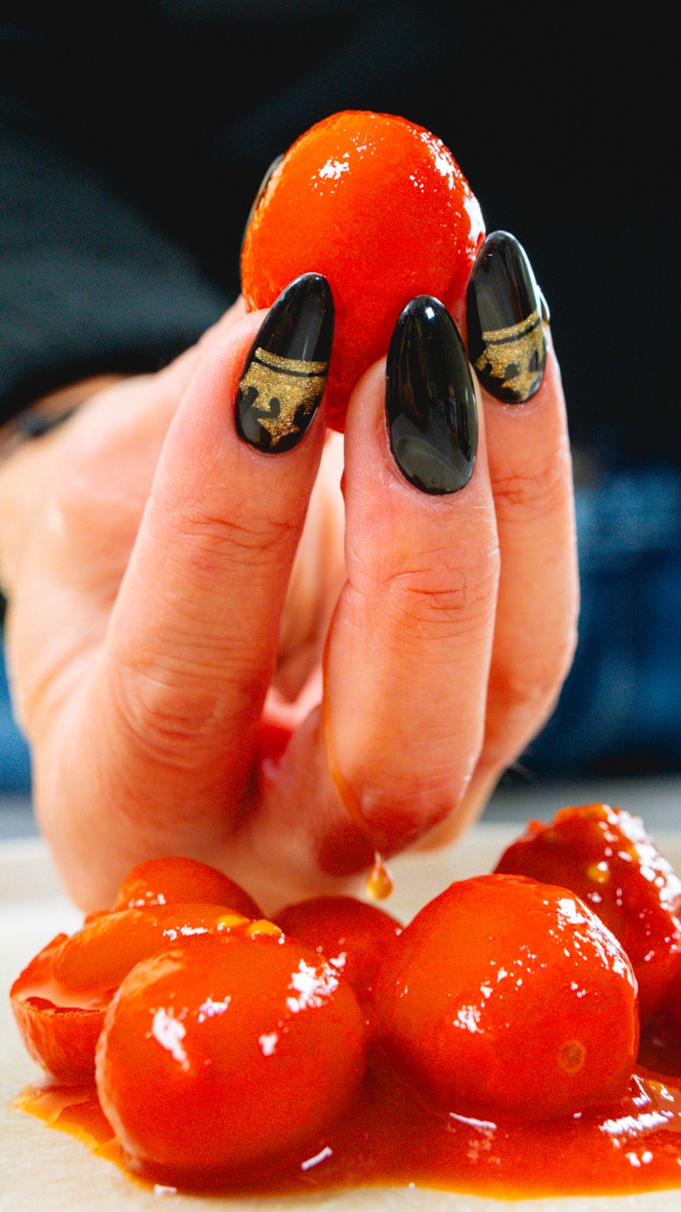 Piccoli, dolci e intensi: i pomodorini datterini sono uno dei segreti della cucina italiana. 🇮🇹

La loro naturale dolcezza e la polpa ricca li rendono perfetti per esaltare ogni piatto, dalla pasta più semplice alle preparazioni più raffinate.

Perché quando la materia prima è eccellente, basta davvero poco per creare qualcosa di straordinario.

📩 Info e ordini: orders@maistafood.ch | info@maistafood.ch

#MaistaFood #ItalianFoodExperience #PomodoriniDatterini #MadeInItaly #FoodDetails