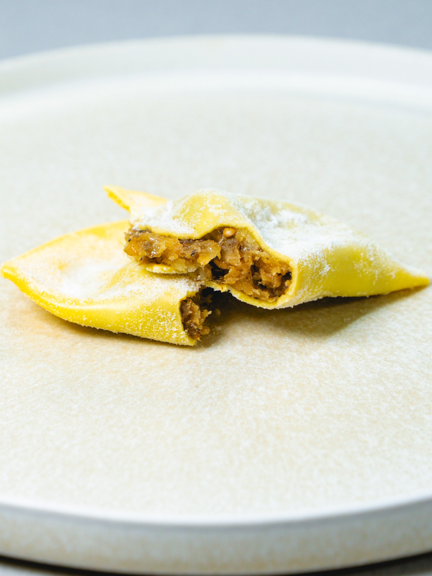 La pasta fresca all’uovo è uno dei simboli più autentici della tradizione italiana. 🇮🇹

Quando incontra ingredienti intensi e mediterranei come scamorza e melanzane, nasce un ripieno cremoso e avvolgente che racconta tutta la ricchezza della nostra cucina.

Semplicità, equilibrio e materia prima di qualità: è da qui che parte ogni grande piatto.

📩 Info e ordini:
orders@maistafood.ch | info@maistafood.ch

#MaistaFood #ItalianFoodExperience #PastaFresca #MadeInItaly #FoodDetails