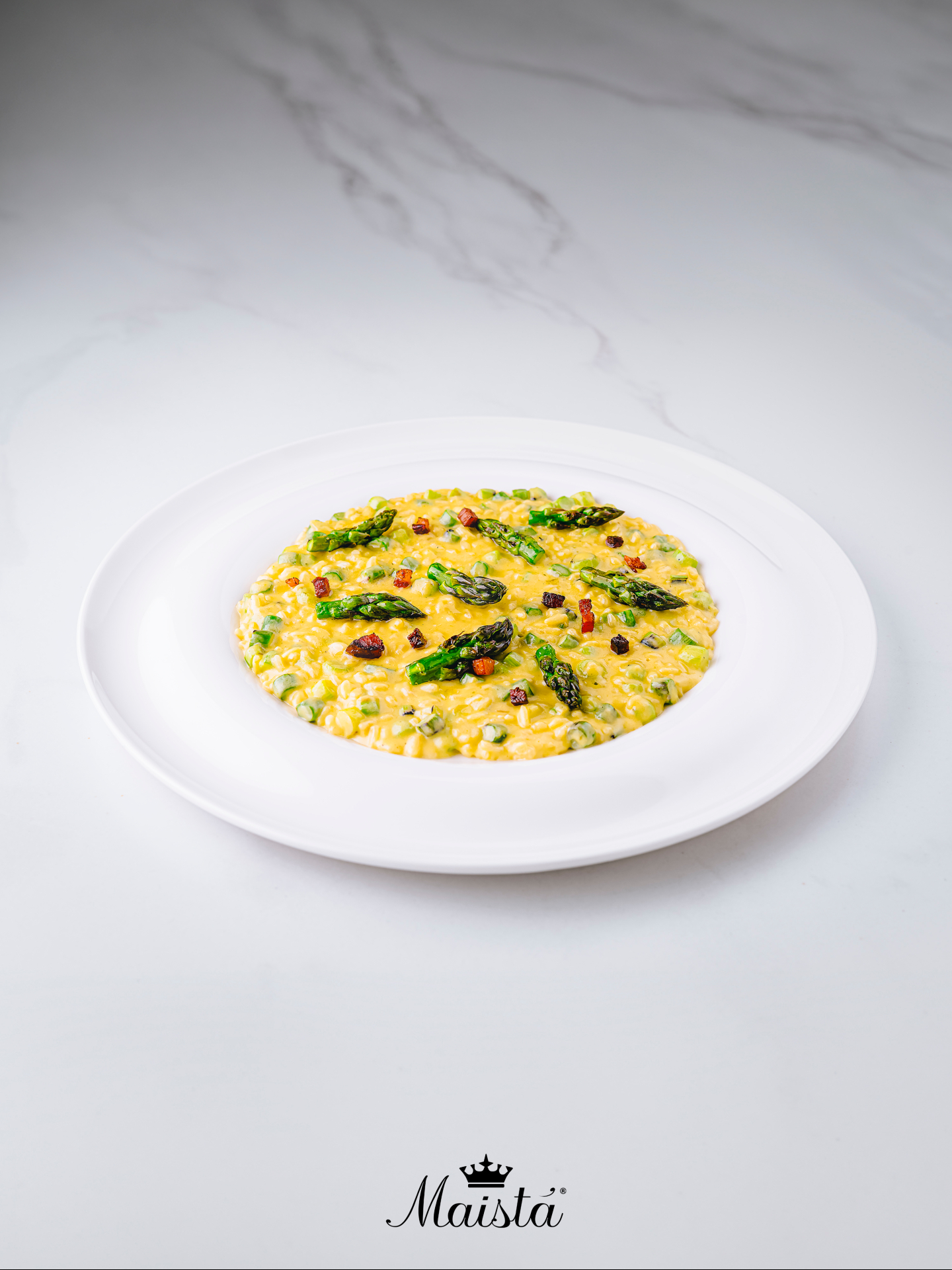 🌸 È arrivata la primavera.
Asparagi freschi
Limone italiano
Parmigiano Reggiano
Olio extravergine d’oliva
Ingredienti semplici che raccontano una stagione fatta di freschezza, profumi e leggerezza.
Risotto agli Asparagi e Limone. 🍋🌿
📩 Info e ordini: orders@maistafood.ch | info@maistafood.ch
#MaistàFood #ItalianFoodExperience #Primavera #Risotto #Asparagi #ItalianTaste #SwissFoodService