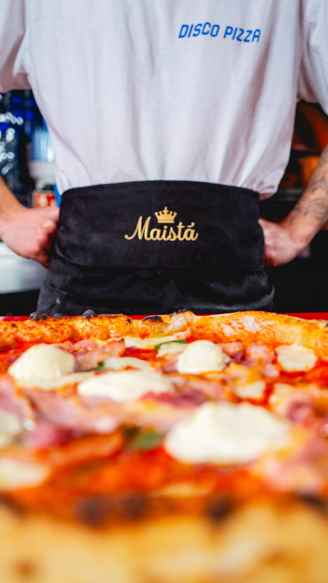 Quel suono dice già tutto. 🔥

Croccante fuori, morbida dentro.
“Mamma mia…” 🍕

📍 Disco Pizza, Lucerna
📩 Info e ordini: orders@maistafood.ch | info@maistafood.ch

#MaistaFood #ItalianFoodExperience #Pizza #FoodArt #MadeInItaly
