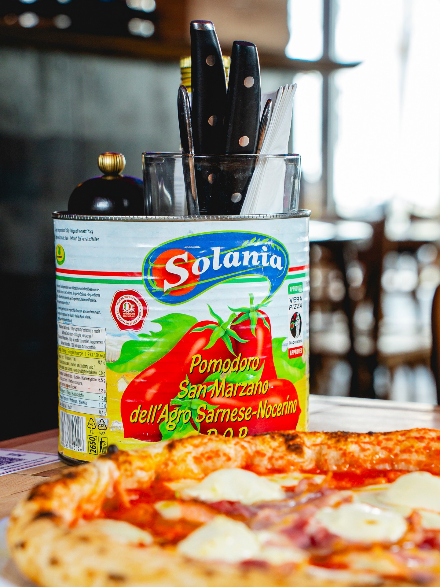 Tutto parte da qui. 🍅
Il Pomodoro San Marzano dell’Agro Sarnese-Nocerino DOP è l’equilibrio perfetto tra dolcezza e acidità, selezionato per esprimere al meglio ogni pizza.
Perché quando la materia prima è autentica, il risultato si sente. 🇮🇹
📍 Disco Pizza, Lucerna
📩 Info e ordini: orders@maistafood.ch | info@maistafood.ch
#MaistaFood #ItalianFoodExperience #Pomodoro #SanMarzano #MadeInItaly