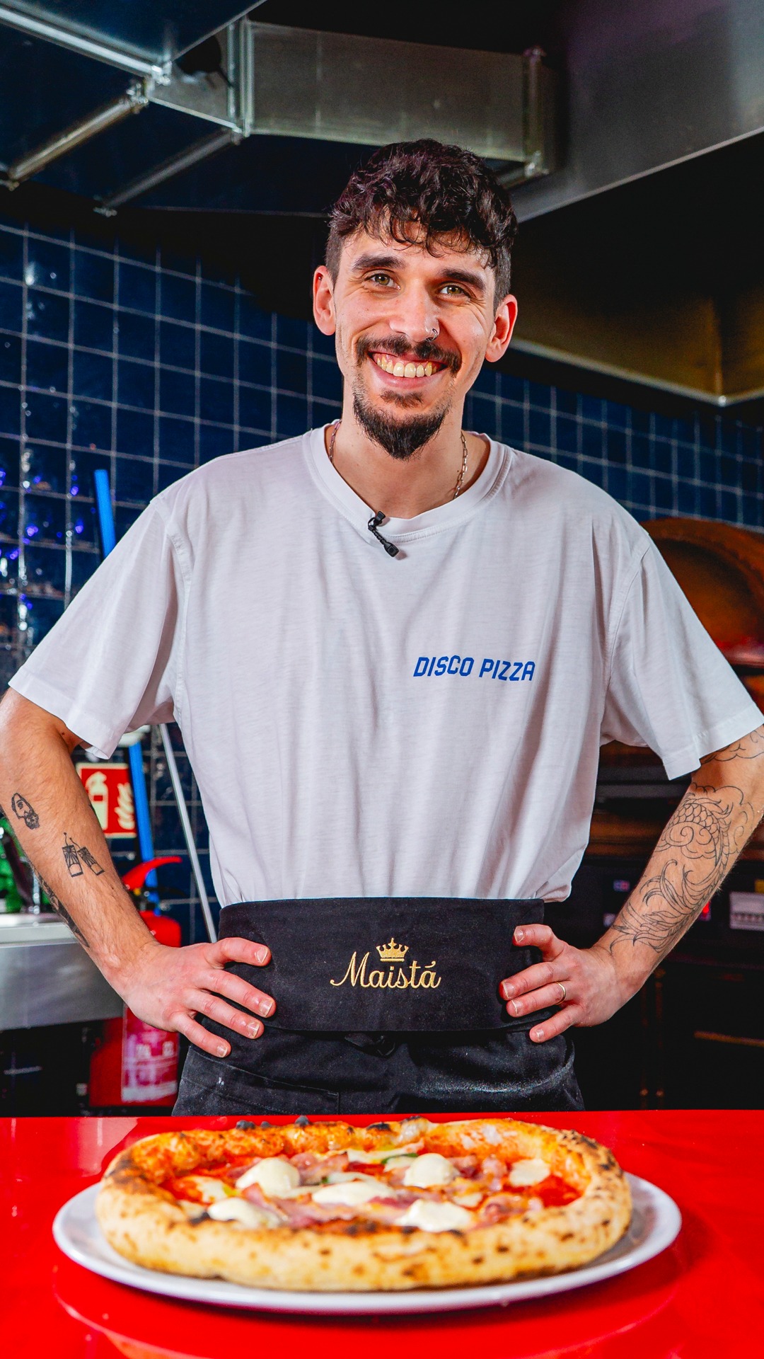 Dalla materia prima al gesto, fino al risultato.

La pizza Napoli è equilibrio, tradizione e tecnica.
Ingredienti selezionati, lavorati con attenzione, per esprimere tutto il valore della cucina italiana. 🇮🇹

Perché quando ogni dettaglio è curato, il risultato si riconosce al primo assaggio. 🍕

📍 Disco Pizza, Lucerna
📩 Info e ordini: orders@maistafood.ch | info@maistafood.ch

#MaistaFood #ItalianFoodExperience #Pizza #MadeInItaly #FoodExperience