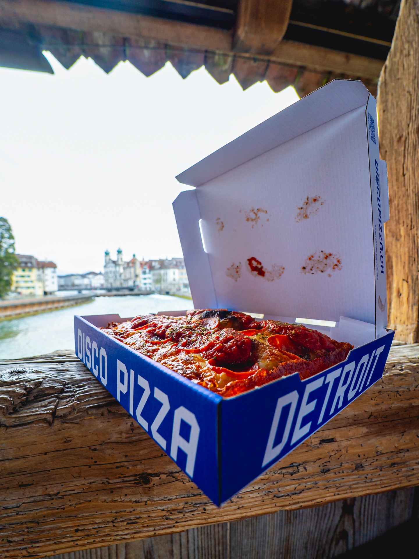 🍕 Fuori dal forno, fuori dalla cucina… ma il sapore resta.

Il pomodoro avvolge, la croccantezza sorprende, ogni morso racconta una scelta precisa:
ingredienti che fanno la differenza.

🪩 Perché una grande pizza nasce sempre da ciò che non si vede.

📍 Disco Pizza, Lucerna
📩 Info e ordini: orders@maistafood.ch | info@maistafood.ch

#MaistàFood #ItalianFoodExperience #MadeInItaly #FoodArt #SwissFoodService