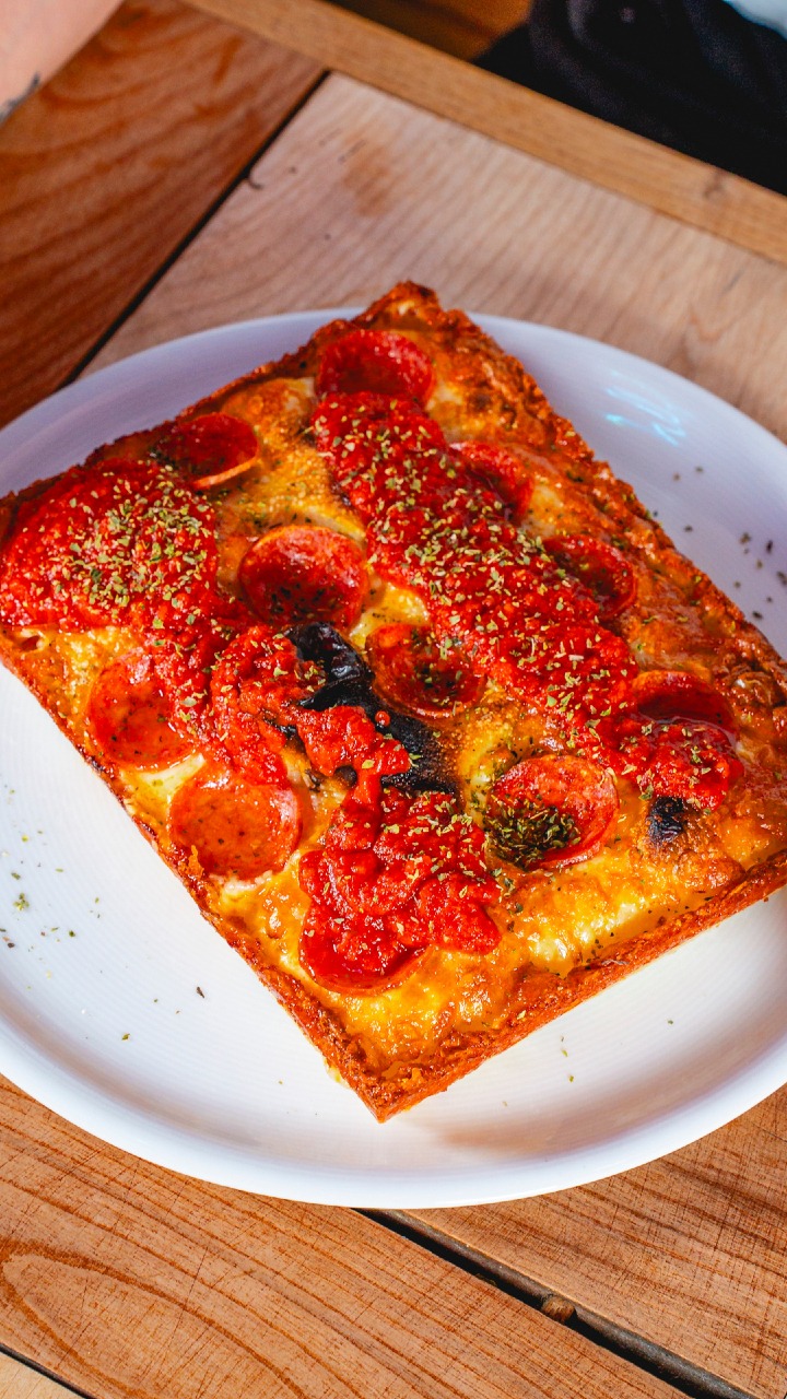 Non è solo una pizza.

È il suono della croccantezza,
il profumo che arriva prima del primo morso,
quel momento in cui tutto si ferma…

e capisci che ne è valsa la pena.

📍 Disco Pizza, Lucerna
📩 Info e ordini: orders@maistafood.ch | info@maistafood.ch

#MaistàFood #ItalianFoodExperience #MadeInItaly #FoodArt #SwissFoodService