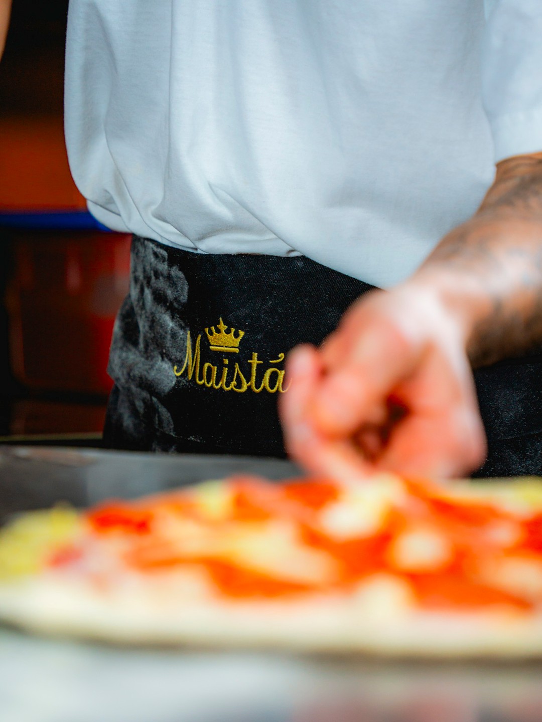 Prima ancora del morso, c’è il gesto. 🤲

Farina sulle mani, movimento veloce, equilibrio perfetto.
La pizza prende forma così: semplice, diretta, essenziale.

Un altro modo di vivere la pizza.
Stessa attenzione, stessa qualità.

📍 Disco Pizza, Lucerna
📩 Info e ordini: orders@maistafood.ch | info@maistafood.ch

#MaistàFood #MadeInItaly #ItalianFoodExperience #FoodCulture #SwissFoodService