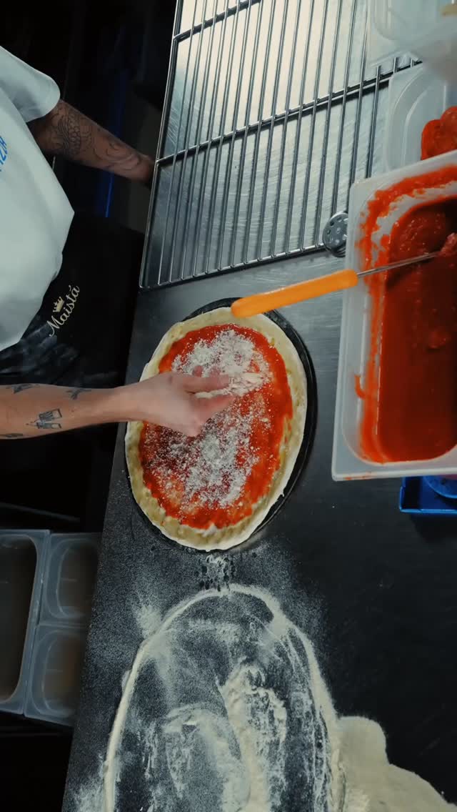 Il bello arriva prima del forno. 🍅

Quando il Pomodoro San Marzano Solania incontra l’impasto,
quando il parmigiano cade senza essere perfetto,
quando tutto sembra ancora incompleto… ma sai già che funzionerà.

Ci sono ingredienti che parlano da soli.

📍 Disco Pizza, Lucerna
📩 Info e ordini: orders@maistafood.ch | info@maistafood.ch

#MaistàFood #MadeInItaly #ItalianFoodExperience #FoodCulture #SwissFoodService