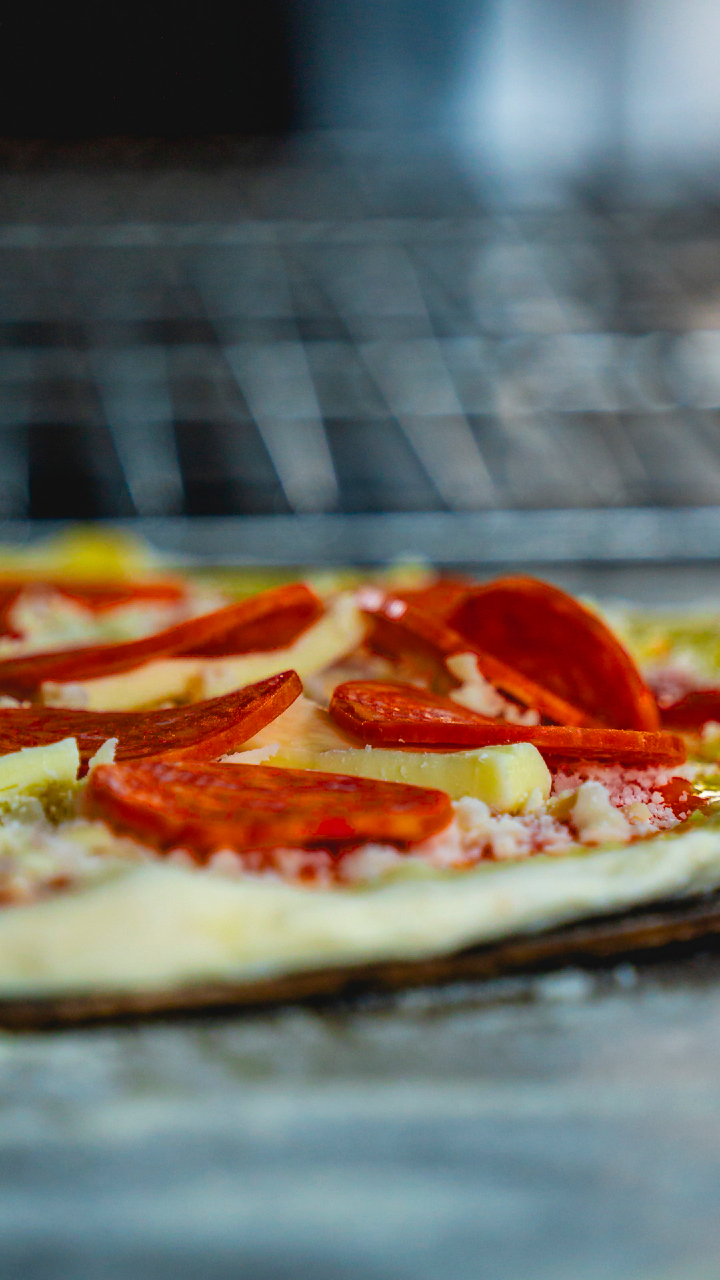 Non serve leggerlo.
Si riconosce subito. 👑

Tra farina nell’aria, movimenti rapidi e impasti che prendono vita,
c’è un dettaglio che resta sempre al centro: la qualità.

📍 Disco Pizza, Lucerna
📩 Info e ordini: orders@maistafood.ch | info@maistafood.ch

#MaistàFood #MadeInItaly #ItalianFoodExperience #FoodCulture #SwissFoodService