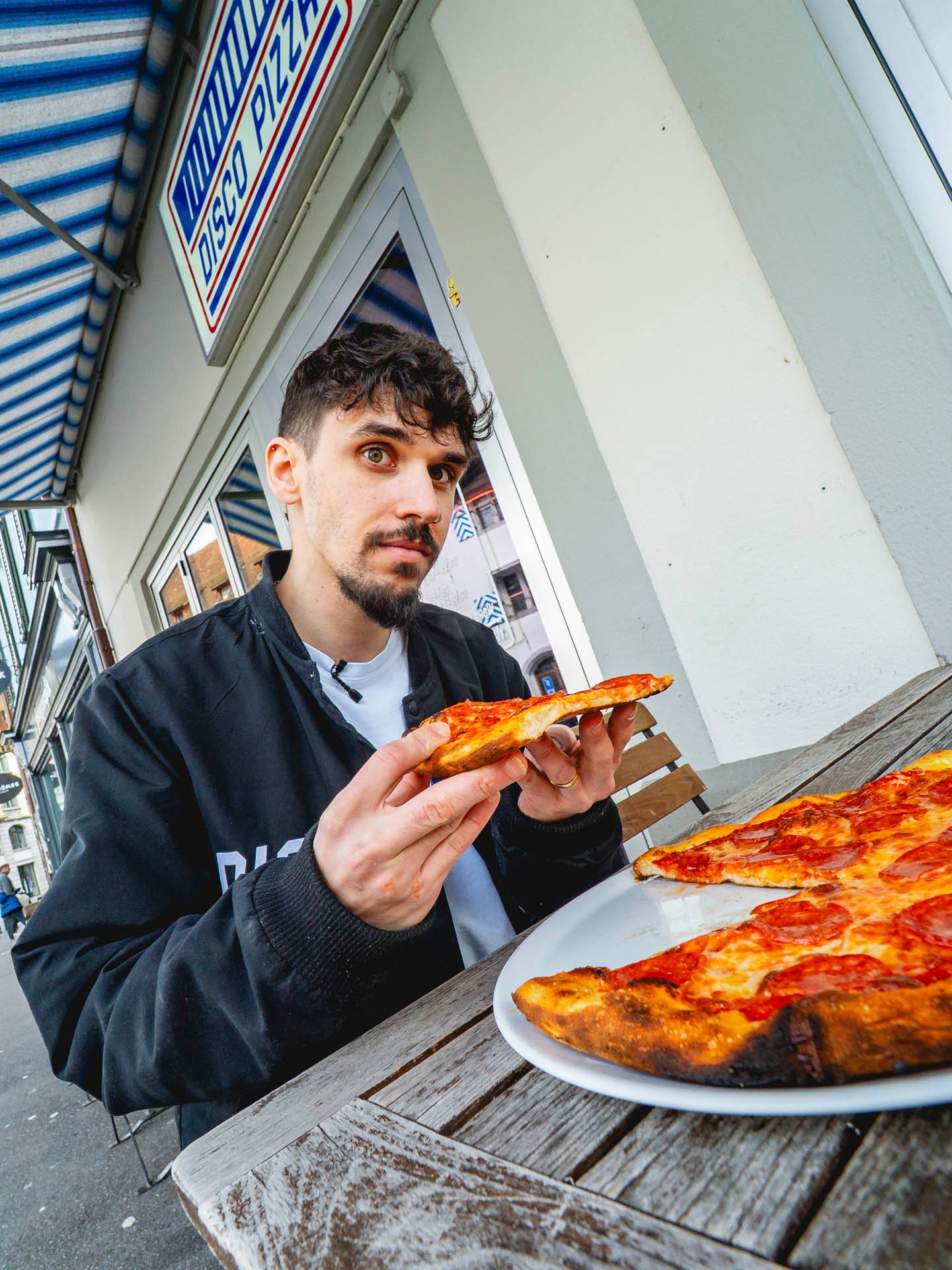 New York style, stessa anima italiana. 🍕🇮🇹

Croccante al morso, leggera nell’impasto e preparata con ingredienti selezionati come il pomodoro San Marzano Solania.
Una pizza che unisce carattere, tecnica e semplicità, senza bisogno di aggiungere altro.

📍 Disco Pizza, Lucerna
📩 Info e ordini: orders@maistafood.ch | info@maistafood.ch

#MaistàFood #ItalianFoodExperience #MadeInItaly #FoodArt #SwissFoodService