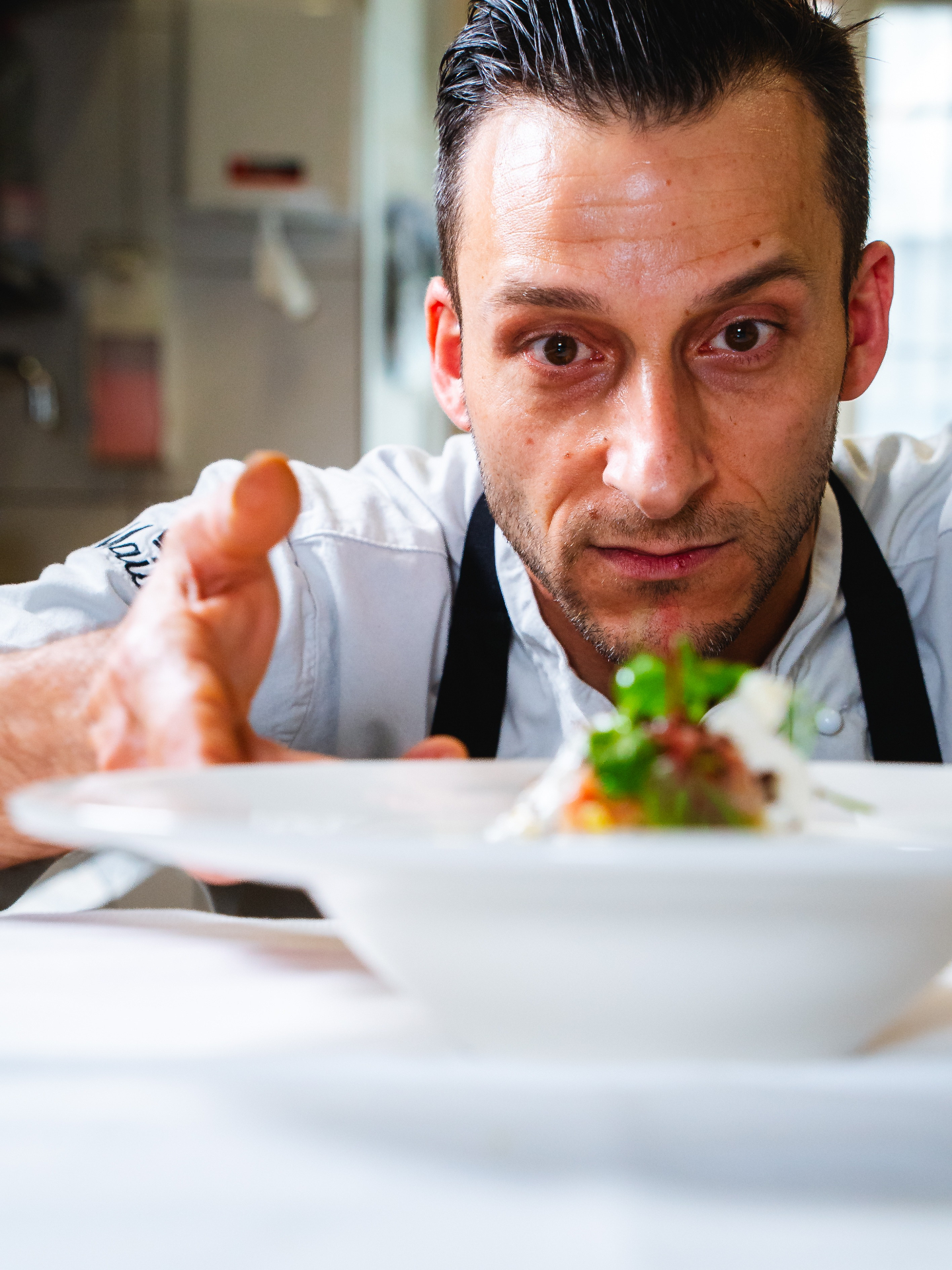 Dietro ogni grande piatto c’è uno sguardo che osserva ogni dettaglio. ✨🍝

Tecnica, equilibrio e materia prima si incontrano nella cucina di E’cco Restaurant, dove ogni creazione nasce da attenzione, sensibilità e passione per la cucina italiana contemporanea. 🇮🇹

Con ingredienti selezionati Maistà e una visione autentica del gusto.

👨‍🍳 Chef Mimmo Palmatè
📍 E’cco Restaurant, Baar
📩 Info e ordini: orders@maistafood.ch | info@maistafood.ch

#MaistàFood #ItalianFoodExperience #MadeInItaly #FoodArt #SwissFoodService