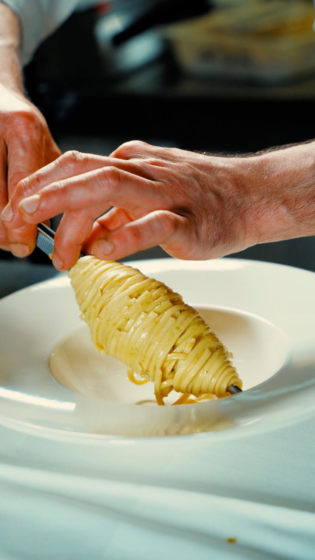 Un gesto preciso, quasi silenzioso. 🍝✨
La pasta prende forma lentamente, avvolgendosi su sé stessa fino a diventare equilibrio, consistenza ed eleganza nel piatto.
Cucina italiana contemporanea, costruita attraverso tecnica e materia prima selezionata. 🇮🇹
👨🍳 Chef Mimmo Palmatè
📍 E’cco Restaurant, Baar
📩 Info e ordini: orders@maistafood.ch | info@maistafood.ch
#MaistàFood #ItalianFoodExperience #MadeInItaly #FoodArt #SwissFoodService