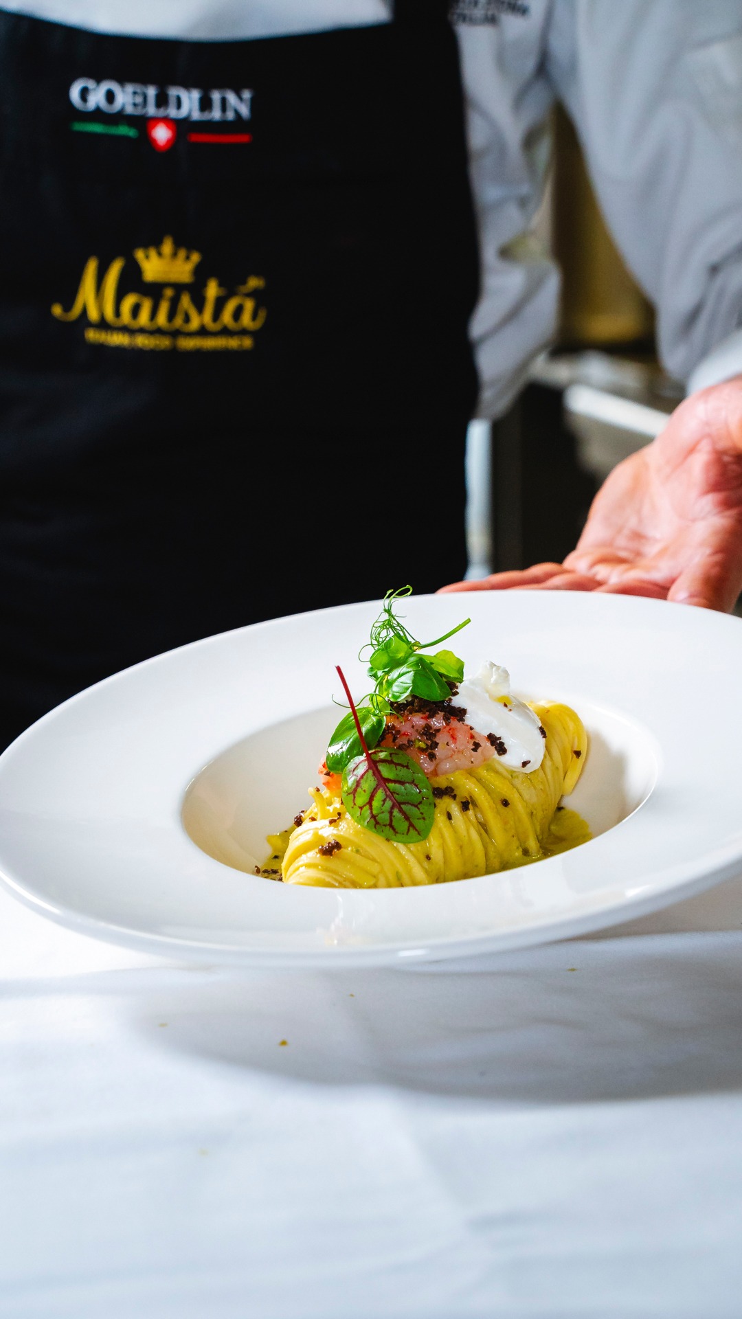 Quando la qualità della materia prima incontra tecnica e sensibilità, nasce qualcosa che va oltre il semplice piatto. ✨

Pasta fresca all’uovo Maistà, burrata cremosa, gambero rosso di Mazara e pesto di pistacchio: ingredienti selezionati che raccontano tutta l’eleganza della cucina italiana. 🇮🇹

Un grazie allo Chef Mimmo Palmatè per aver valorizzato ogni dettaglio con equilibrio e precisione.

👨🏻‍🍳 Chef Mimmo Palmatè
📍 E’cco Restaurant, Baar
📩 Info e ordini: orders@maistafood.ch | info@maistafood.ch

#MaistàFood #ItalianFoodExperience #MadeInItaly #FoodArt #SwissFoodService