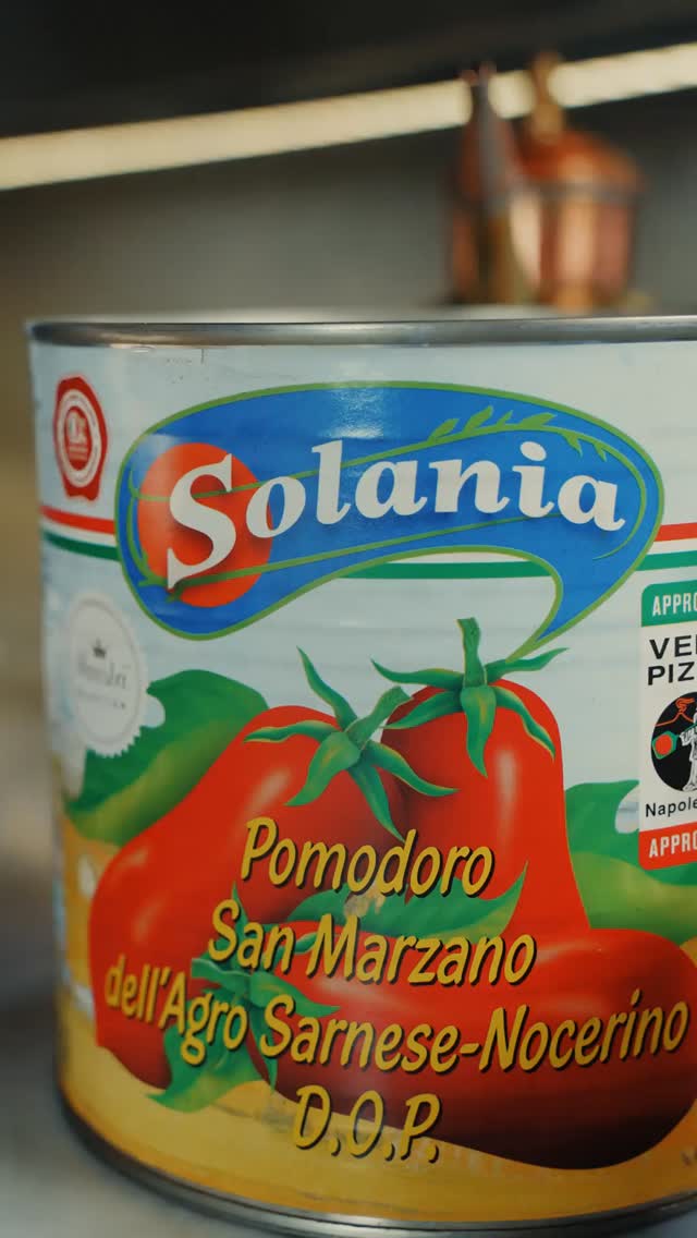 🍅 Non serve aggiungere troppo quando il pomodoro parla da solo.

Solania San Marzano DOP, fior di latte e una base che profuma di forno acceso. 🇮🇹

👨‍🍳 Chef Nicola Rinzivillo
📍 E’cco Restaurant, Baar
📩 Info e ordini: orders@maistafood.ch | info@maistafood.ch

#MaistaFood #ItalianFoodExperience #MadeInItaly #PizzaLovers #SwissFoodService