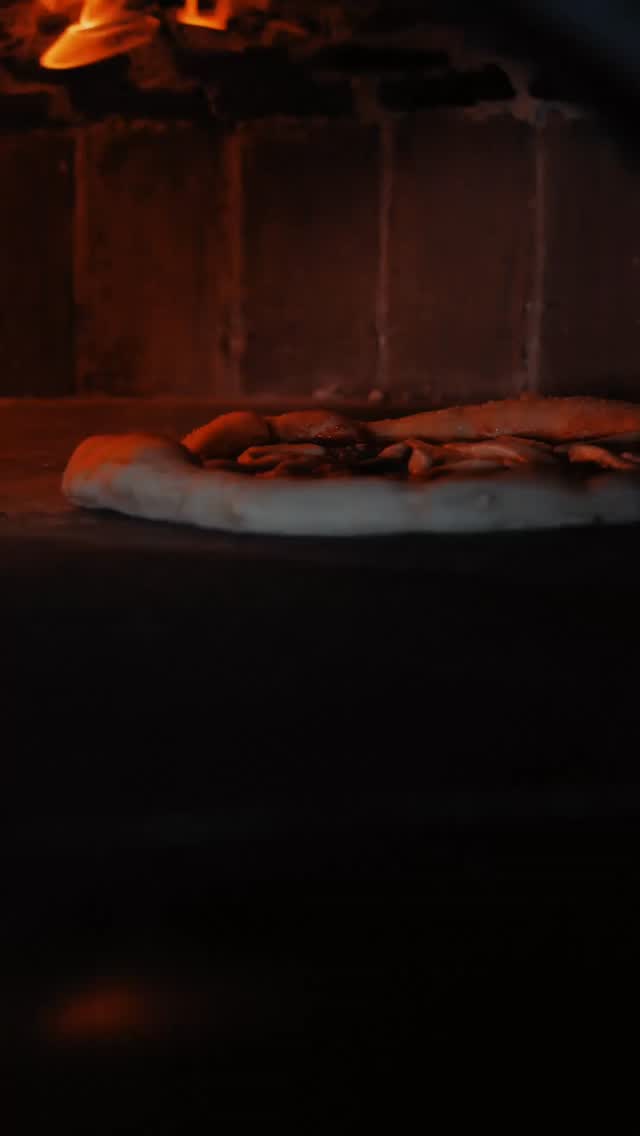 Il forno cambia tutto. 🔥
Il calore avvolge l’impasto, il cornicione prende struttura, il fior di latte si scioglie lentamente.
È lì che la pizza trova il suo equilibrio.
Croccante fuori, morbida al centro, con tutta l’intensità degli ingredienti italiani selezionati. 🇮🇹
👨🍳 Chef Nicola Rinzivillo
📍 E’cco Restaurant, Baar
📩 Info e ordini: orders@maistafood.ch | info@maistafood.ch
#MaistaFood #ItalianFoodExperience #MadeInItaly #PizzaLovers #SwissFoodService