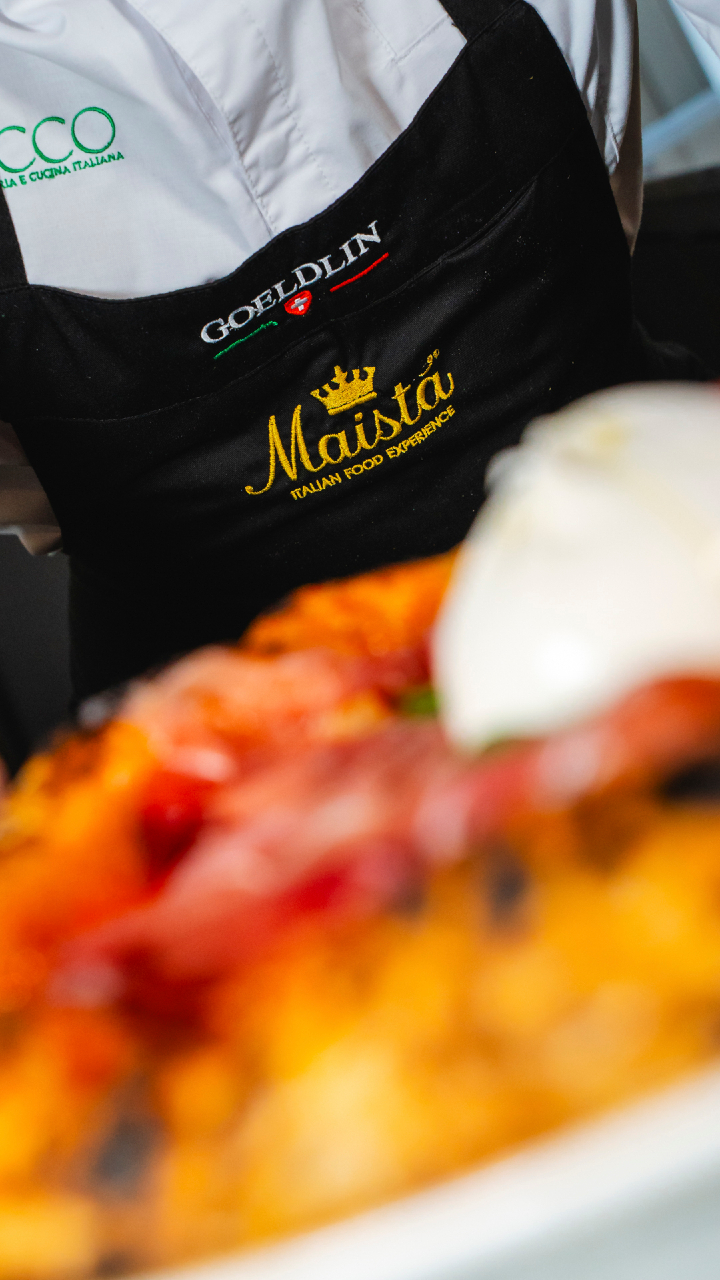 Dal forno al tavolo, senza perdere nulla.

Il profumo del pomodoro Solania,
la cremosità della burrata Maistà,
la delicatezza del San Daniele. 🇮🇹

👨‍🍳 Chef Nicola Rinzivillo
📍 E’cco Restaurant, Baar
📩 Info e ordini: orders@maistafood.ch | info@maistafood.ch

#MaistaFood #ItalianFoodExperience #MadeInItaly #PizzaLovers #SwissFoodService
