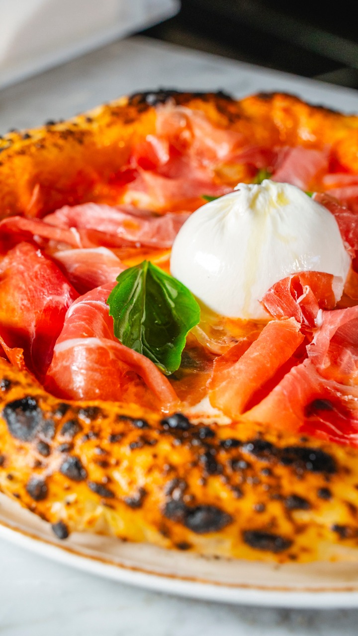 Il calore del forno.
Il profumo del San Marzano Solania.
La burrata Maistà che si apre al centro.
Il San Daniele che completa tutto con delicatezza.

Quando gli ingredienti giusti si incontrano, la semplicità diventa esperienza. 🇮🇹🍕

👨‍🍳 Chef Nicola Rinzivillo
📍 E’cco Restaurant, Baar
📩 Info e ordini: orders@maistafood.ch | info@maistafood.ch

#MaistaFood #ItalianFoodExperience #MadeInItaly #PizzaLovers #SwissFoodService