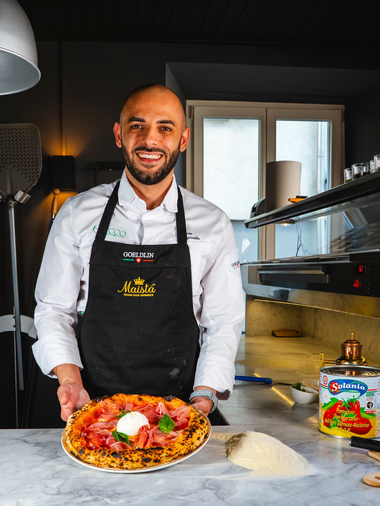Dietro ogni pizza fatta bene c’è qualcuno che conosce il valore dei dettagli.
Dalla scelta degli ingredienti alla cottura, Chef Nicola Rinzivillo porta equilibrio, tecnica e identità in ogni creazione. 🇮🇹
👨🍳 Chef Nicola Rinzivillo
📍 E’cco Restaurant, Baar
📩 Info e ordini: orders@maistafood.ch | info@maistafood.ch
#MaistaFood #ItalianFoodExperience #MadeInItaly #PizzaLovers #SwissFoodService
