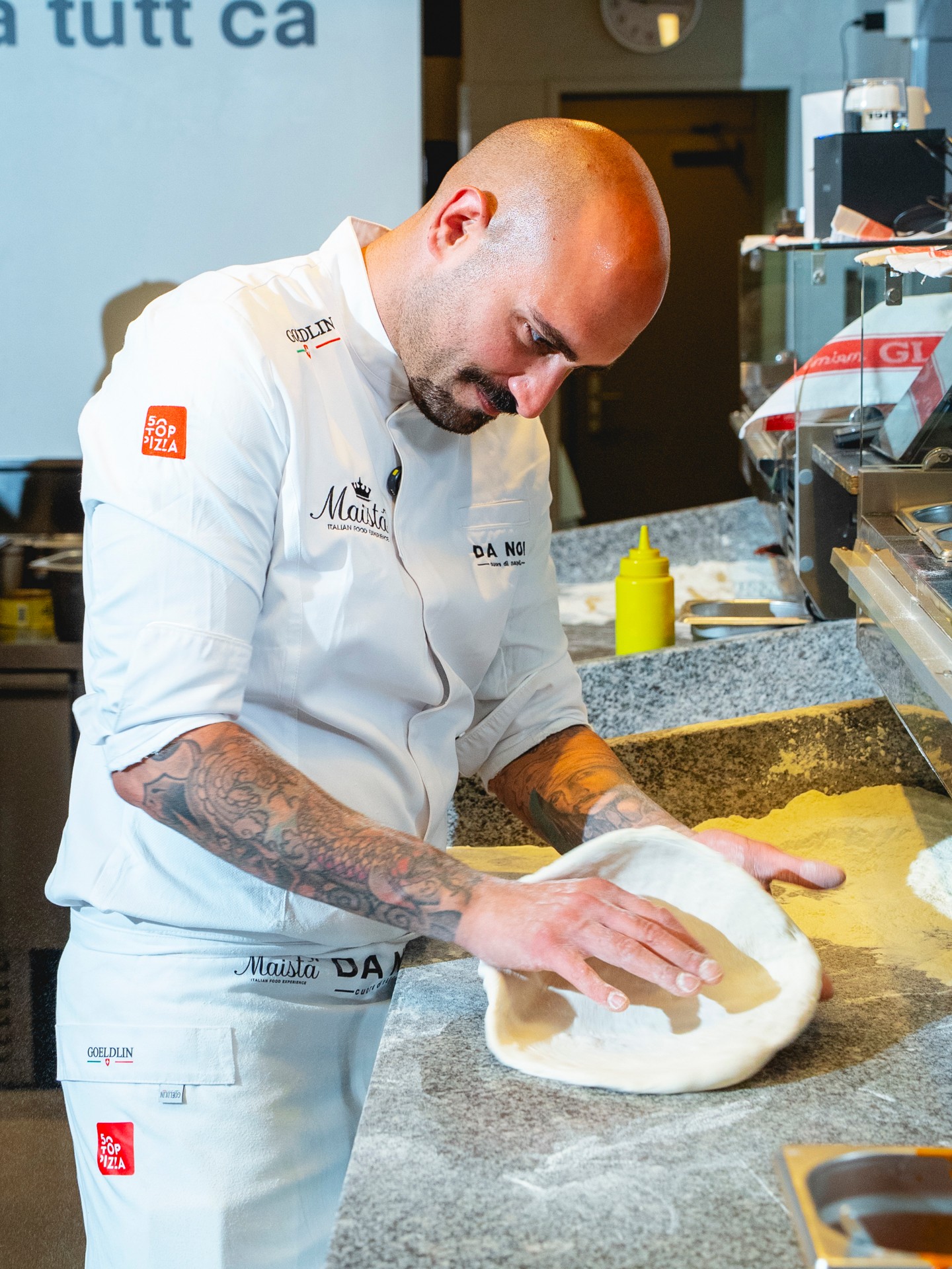 Ogni grande pizza nasce molto prima di entrare in forno.
Nasce da un impasto lavorato con esperienza, da ingredienti selezionati e da mani che conoscono il valore di ogni dettaglio.
Con Da Noi condividiamo la stessa filosofia: rispetto per la tradizione, ricerca della qualità e passione per l'autentica pizza italiana.
Un piacere collaborare con chi ogni giorno trasforma materie prime d'eccellenza in un'esperienza da ricordare. 🇮🇹🍕
Grazie a tutto il team di Da Noi per aver condiviso con noi questa giornata.
📩 Info e ordini: orders@maistafood.ch | info@maistafood.ch
#MaistaFood #DaNoi #ItalianFoodExperience #MadeInItaly #PizzaLovers
