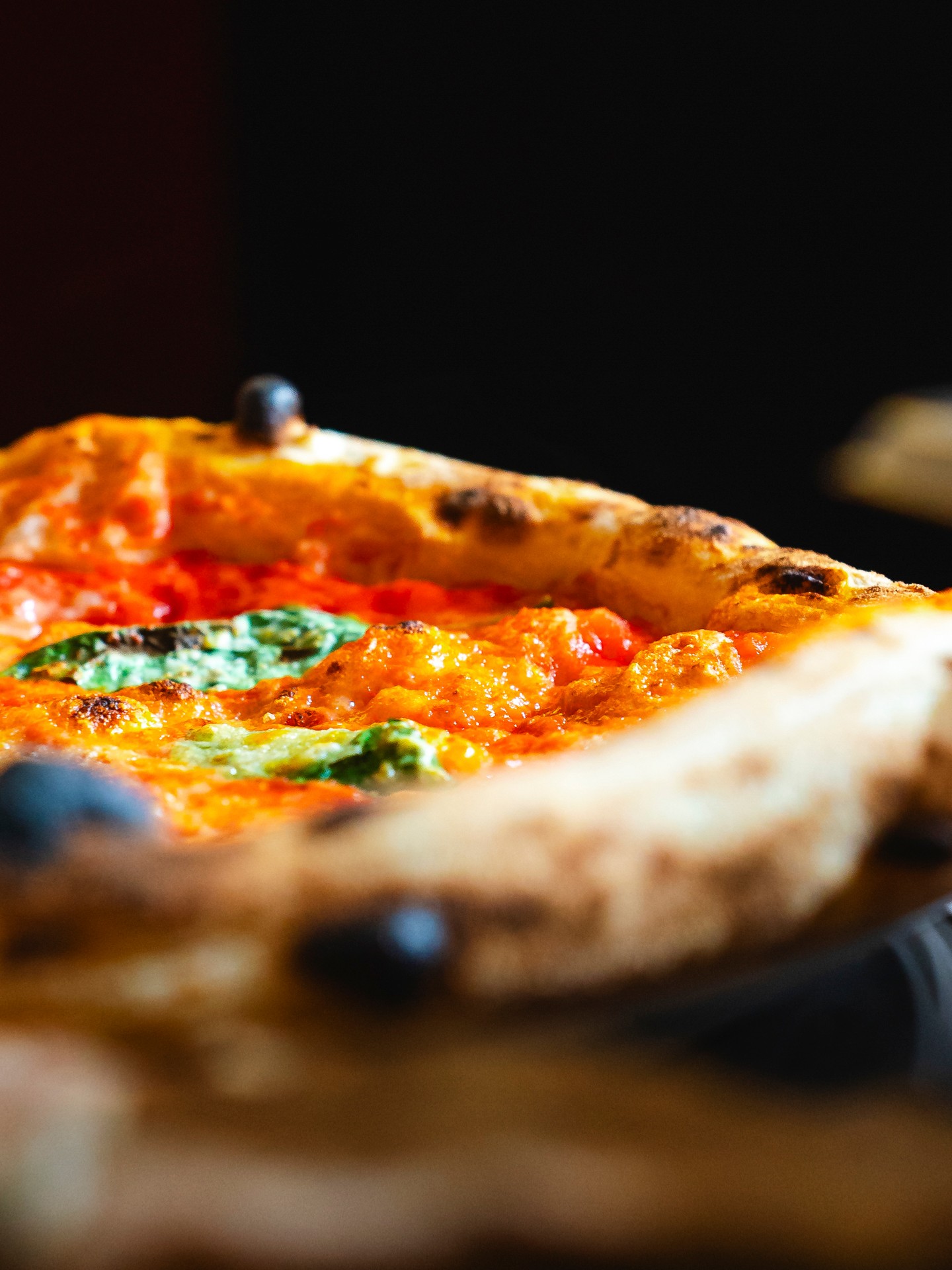 Ci sono immagini che quasi fanno sentire il profumo.
Il cornicione dorato.
Il pomodoro che sobbolle.
Il basilico che completa l'equilibrio.
La vera pizza nasce da pochi ingredienti, scelti con cura e rispettati fino all'ultimo dettaglio.
È questa la filosofia che Maistà Food porta ogni giorno nelle cucine dei professionisti. 🇮🇹
📩 Info e ordini: orders@maistafood.ch | info@maistafood.ch
#MaistaFood #ItalianFoodExperience #MadeInItaly #PizzaLovers #SwissFoodService
