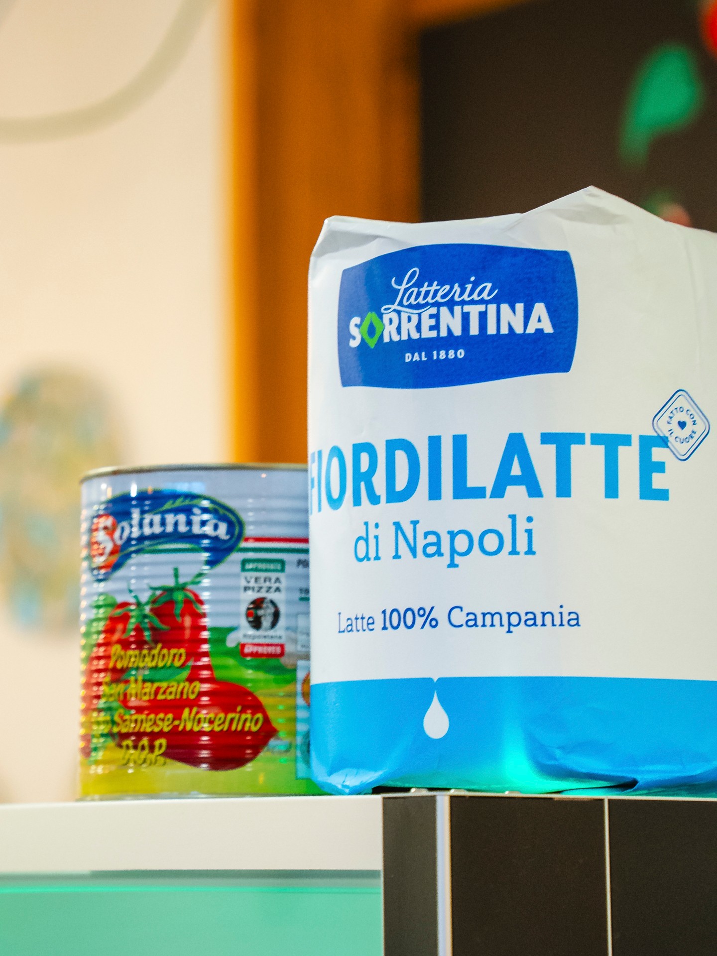 La differenza si costruisce partendo da qui. 🇮🇹
Pomodoro Solania San Marzano DOP e Fior di Latte di Napoli Latteria Sorrentina: due ingredienti simbolo della tradizione italiana, scelti da Maistà Food per dare valore a ogni pizza.
Perché una grande pizza non nasce per caso.
Nasce dalla qualità delle materie prime.
📩 Info e ordini: orders@maistafood.ch | info@maistafood.ch
#MaistaFood #ItalianFoodExperience #MadeInItaly #PizzaIngredients #SwissFoodService