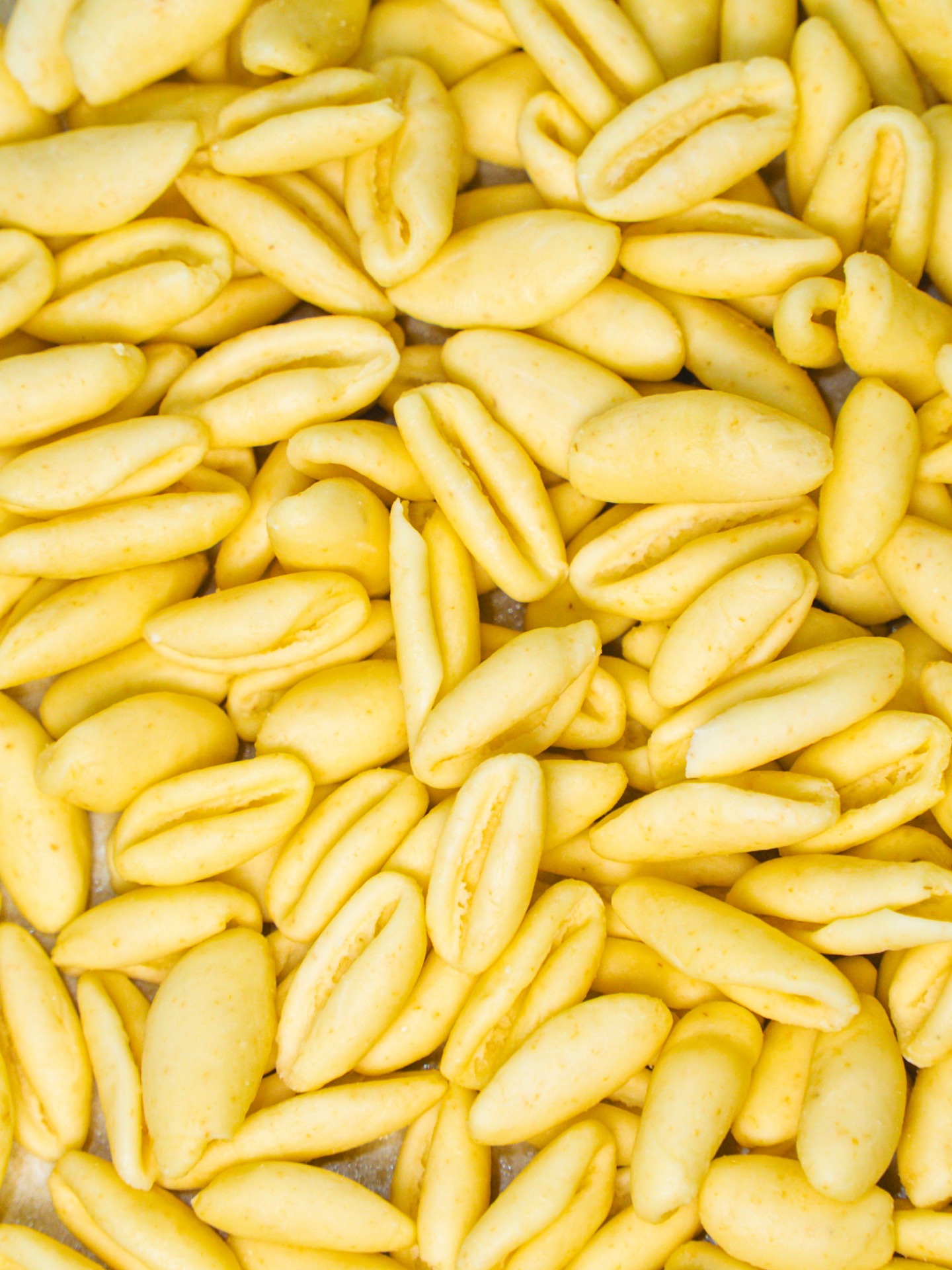La tradizione prende forma, un cavatello alla volta. 🍝
Preparati con semola di grano duro selezionata, i Cavatelli raccontano la semplicità della cucina italiana attraverso una lavorazione che valorizza consistenza, tenuta in cottura e capacità di esaltare ogni condimento.
Una pasta versatile, perfetta per portare in tavola il gusto autentico della tradizione. 🇮🇹
Con Maistà Food selezioniamo ogni giorno prodotti che raccontano il vero sapore del Made in Italy.
📩 Info e ordini:
orders@maistafood.ch | info@maistafood.ch
#MaistaFood #ItalianFoodExperience #MadeInItaly #FoodService #SwissFoodService