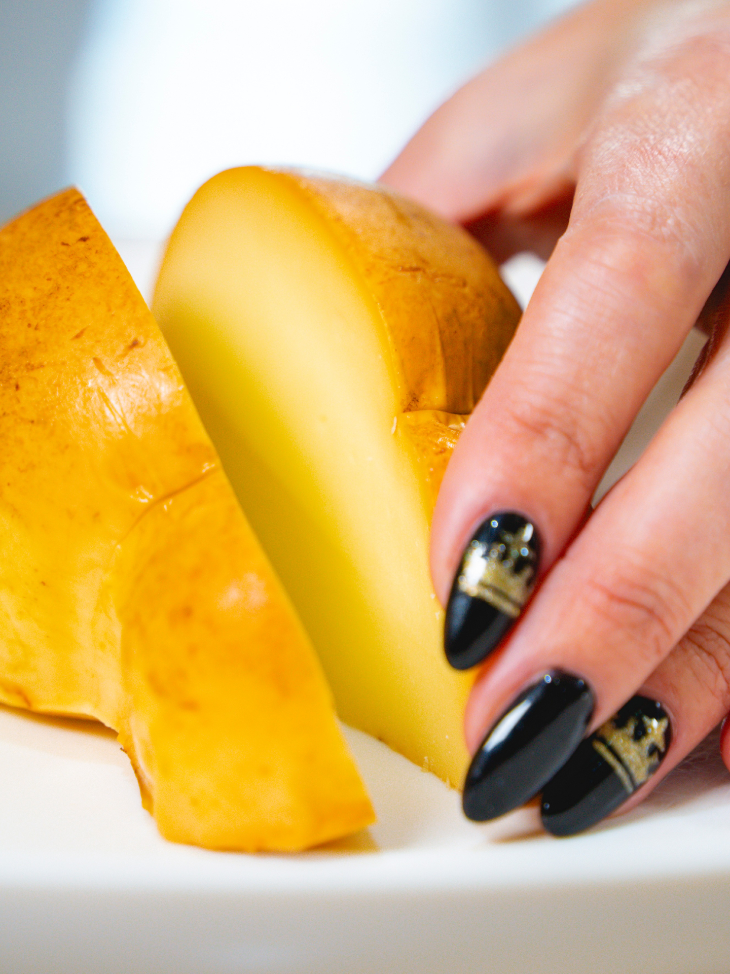 Un profumo intenso, un gusto che lascia il segno. 🧀
La Scamorza Affumicata conquista con la sua pasta compatta, il delicato sentore di affumicatura e una versatilità che la rende protagonista di innumerevoli preparazioni.
Perfetta da gustare al naturale, alla griglia o per arricchire primi piatti e pizze, racchiude tutto il carattere della tradizione casearia italiana. 🇮🇹
Con Maistà Food selezioniamo ogni giorno prodotti che raccontano il vero sapore del Made in Italy.
📩 Info e ordini:
orders@maistafood.ch | info@maistafood.ch
#MaistaFood #ItalianFoodExperience #MadeInItaly #FoodService #SwissFoodService