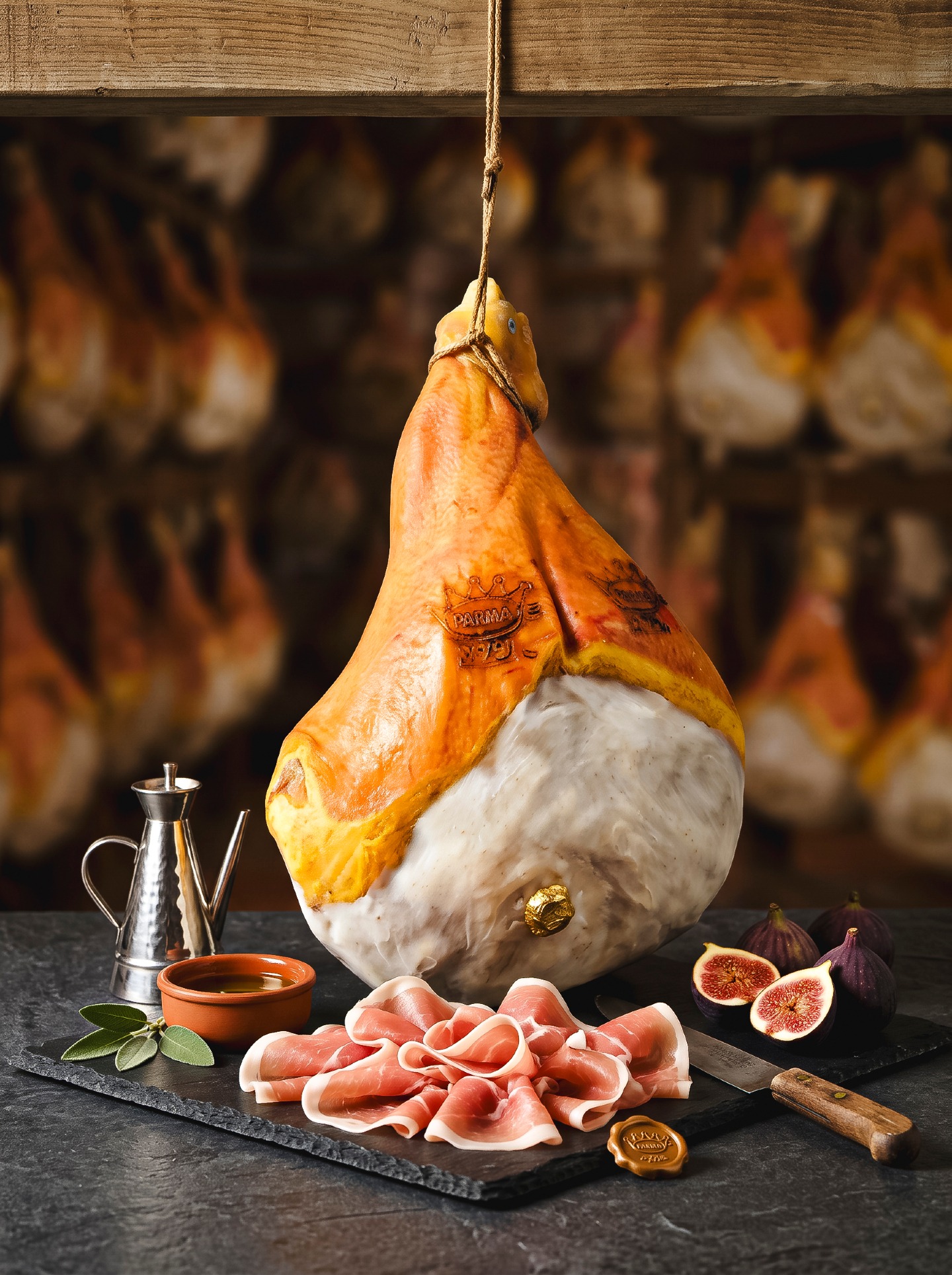 🇮🇹 Ci sono prodotti che raccontano l’Italia prima ancora di essere assaggiati.
Il Prosciutto di Parma DOP è uno di questi: nasce nel territorio parmense da una lavorazione che Maistà seleziona attraverso una filiera attentamente controllata, collaborando con piccoli artigiani e privilegiando produzioni selezionate e limitate.
Solo carne suina e sale, senza additivi né conservanti. Una semplicità che richiede tempo, esperienza e rispetto della tradizione.
E poi c’è lei: la Corona di Parma 👑, il marchio a fuoco che certifica l’autenticità di ogni Prosciutto di Parma DOP.
📩 orders@maistafood.ch | info@maistafood.ch
#MaistaFood #ProsciuttoDiParmaDOP #MadeInItaly #ItalianFoodExperience #SwissFoodService