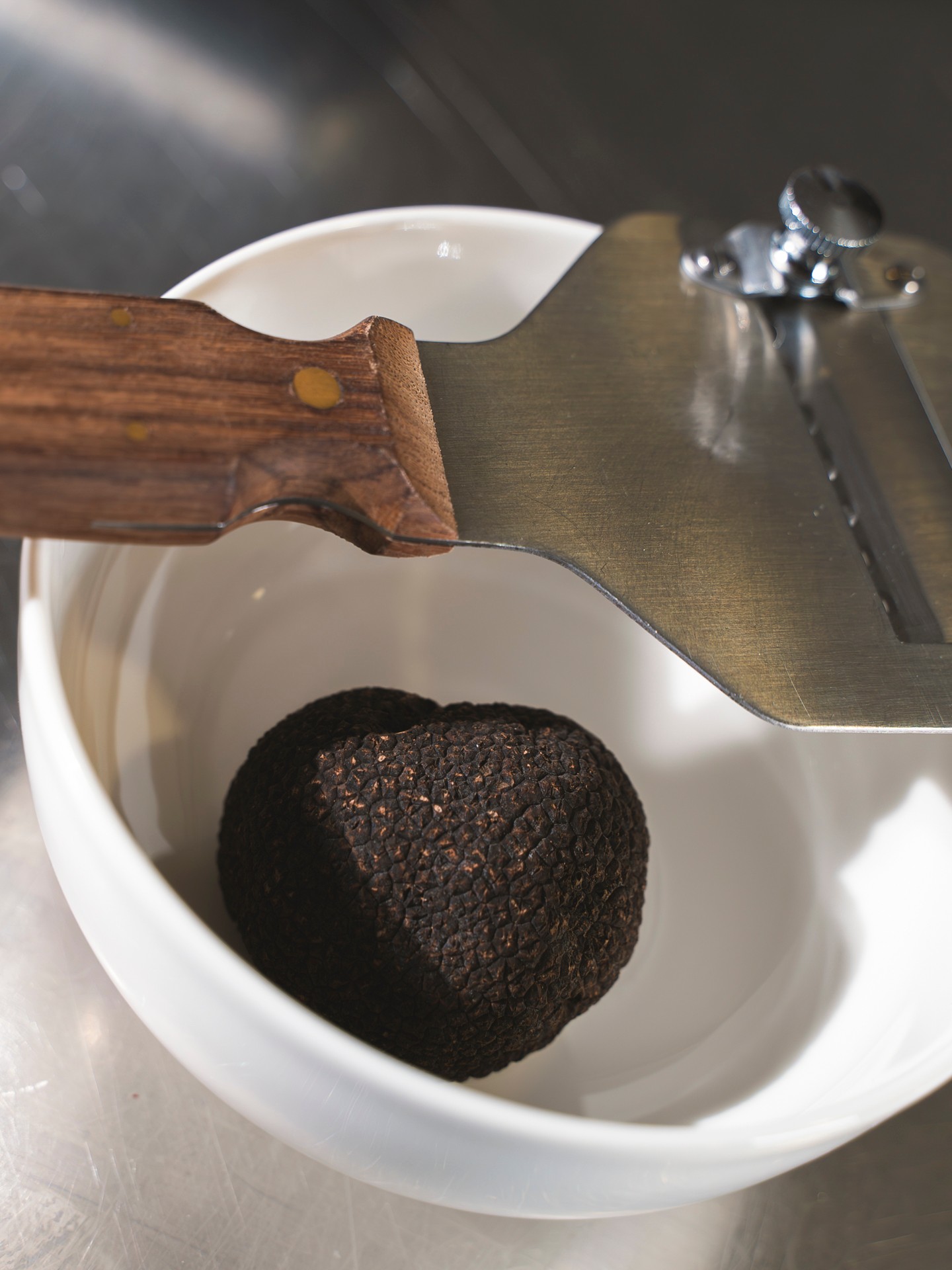 Ci sono ingredienti che si riconoscono ancora prima di assaggiarli.
Il tartufo è uno di questi: profumo intenso, carattere deciso e una presenza capace di trasformare un piatto con pochi, sottili gesti.
Affettato fresco direttamente sulla preparazione, porta con sé tutta l’intensità di una materia prima che non ha bisogno di eccessi.
Il tartufo fresco fa parte della selezione Maistà, dedicata ai professionisti della ristorazione in Svizzera.
📩 Info e ordini: orders@maistafood.ch | info@maistafood.ch
#MaistaFood #ItalianFoodExperience #Tartufo #MadeInItaly #SwissFoodService