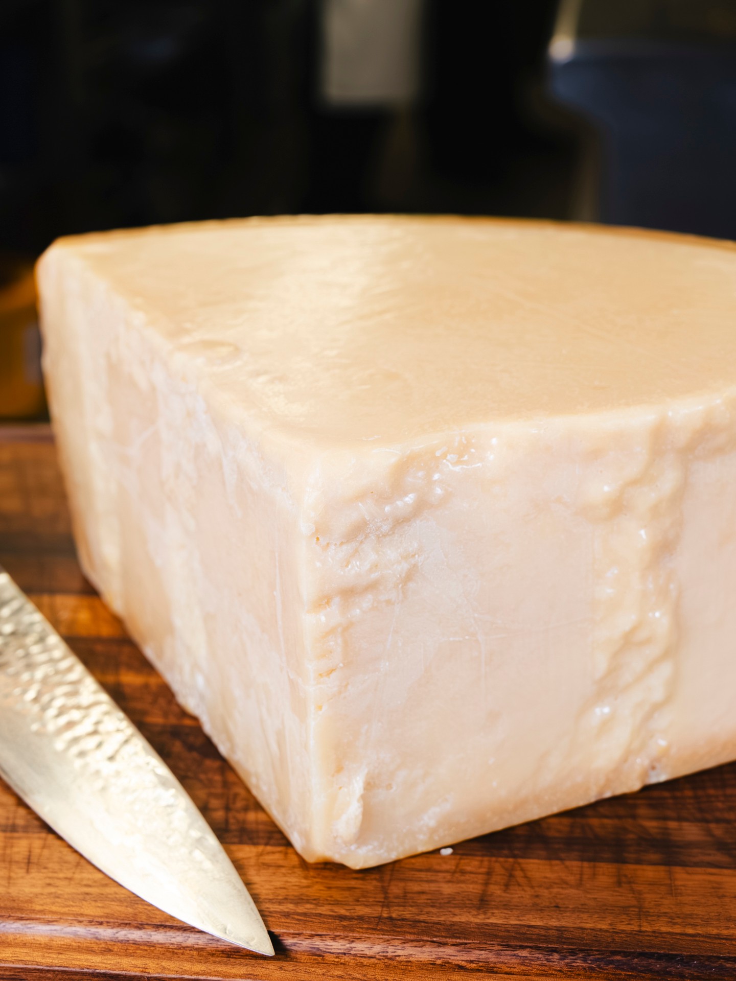 Il Parmigiano Reggiano DOP è il risultato di pochi ingredienti, tempo e una lavorazione tramandata secondo una tradizione precisa. Una lunga stagionatura ne definisce struttura, profumi e quella consistenza inconfondibile che lo rende protagonista in cucina.
Dalla scaglia al piatto, un ingrediente capace di dare carattere anche alle preparazioni più essenziali.
Parmigiano Reggiano DOP, selezionato da Maistà. 🇮🇹🇨🇭
📩 Ordini e informazioni: orders@maistafood.ch
#MaistaFood #ParmigianoReggiano #MadeInItaly #ItalianFood #FoodServiceSwitzerland