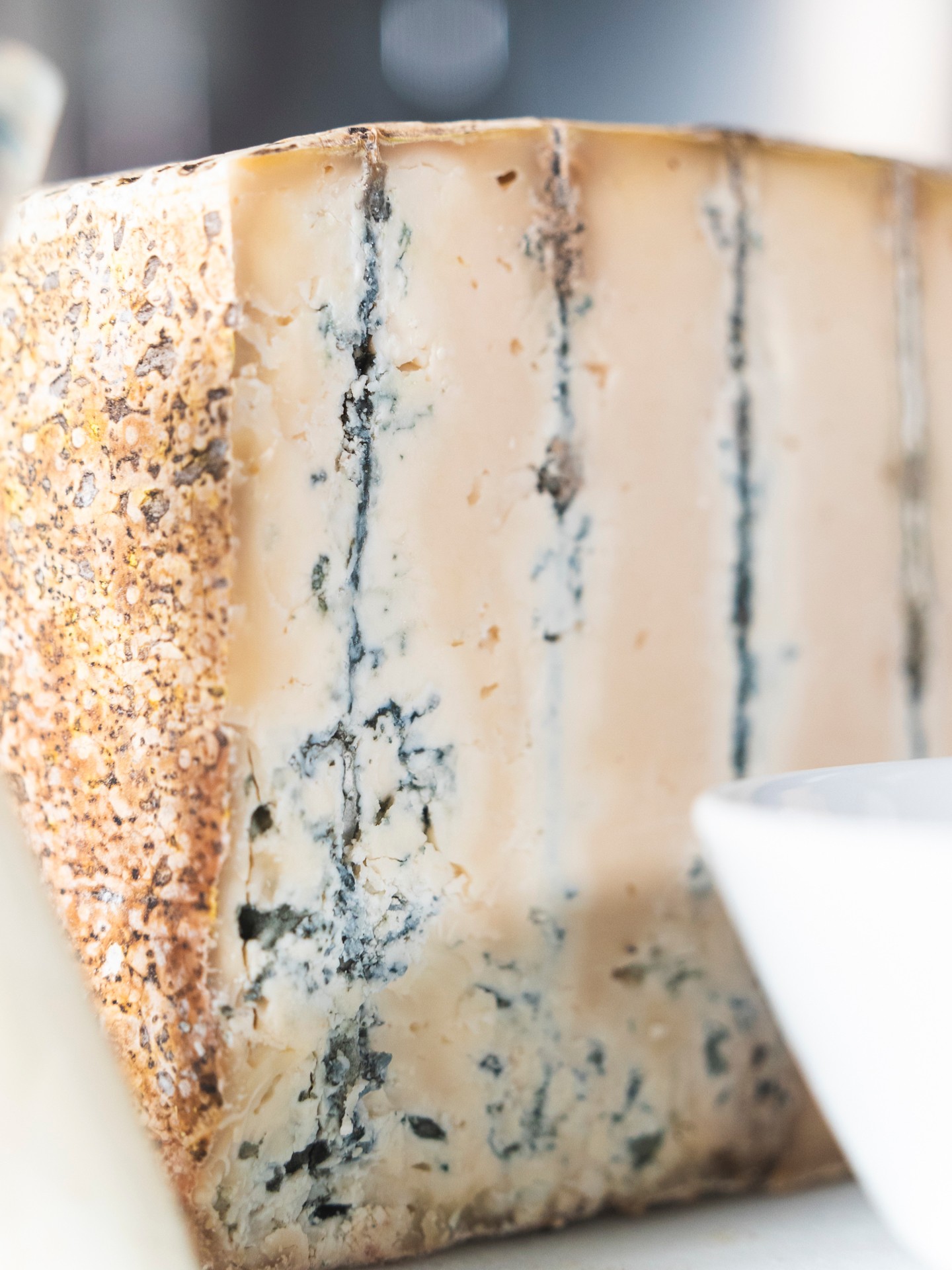 Le venature blu attraversano la pasta e raccontano il carattere degli erborinati: profumi intensi, consistenza cremosa e un gusto deciso che acquista complessità con la maturazione.
Un ingrediente capace di dare profondità a risotti, paste, salse e abbinamenti gourmet, ma anche di essere protagonista da solo.
📩 Info e ordini:
orders@maistafood.ch | info@maistafood.ch
#MaistaFood #FormaggiItaliani #Erborinati #CucinaItaliana #FoodServiceSwitzerland
