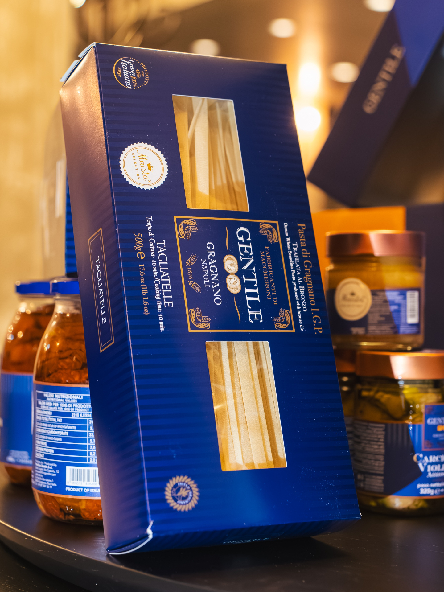 La pasta racconta il territorio ancora prima di arrivare nel piatto.
La Pasta di Gragnano I.G.P. Gentile nasce da una tradizione profondamente legata a Gragnano e a una lavorazione pensata per valorizzare struttura, consistenza e capacità di accogliere il condimento.
Dalle Tagliatelle agli Spaghetti, fino ai diversi formati della selezione Maistà: una pasta scelta per chi cerca una materia prima italiana riconoscibile anche nelle preparazioni più essenziali.
Perché spesso sono proprio gli ingredienti più semplici a fare la differenza.
📩 Info e ordini:
orders@maistafood.ch | info@maistafood.ch
#MaistaFood #PastaDiGragnanoIGP #Gentile #MadeInItaly #ItalianFoodExperience