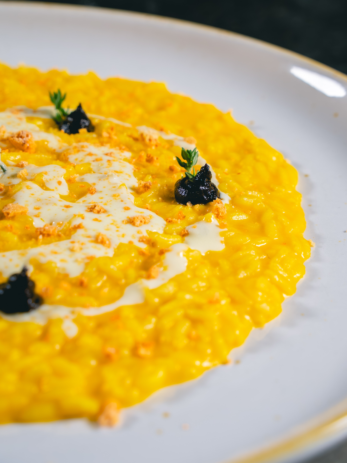 L’autunno ha un colore tutto suo. 🎃
Caldo, intenso, avvolgente. La zucca torna protagonista nelle cucine e apre la stagione dei piatti che giocano con consistenze, contrasti e sapori più profondi.
La crema di zucca della selezione Maistà diventa così una base versatile da interpretare: qui incontra il riso in un piatto cremoso, dove il suo colore racconta già il cambio di stagione.
Un ingrediente, tante possibilità. E l’autunno può cominciare.
📩 Info e ordini:
orders@maistafood.ch | info@maistafood.ch
#MaistaFood #CremaDiZucca #SaporiDAutunno #FoodService #ItalianFoodExperience