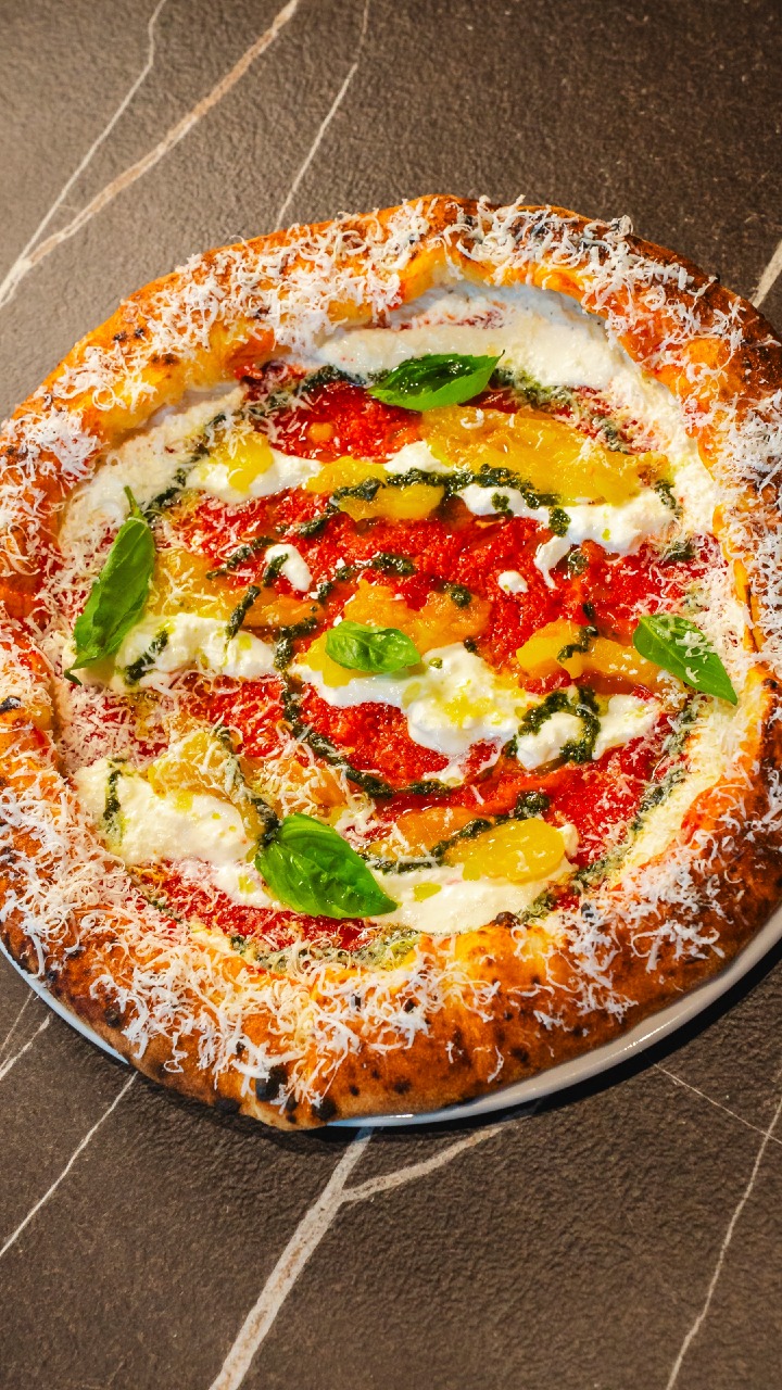 Tre ingredienti, un’unica interpretazione. 🍕
Pomodorino giallo San Marzano, cacioricotta e stracciatella della selezione Maistà incontrano la creatività della cucina di Alchimia.
Dal singolo ingrediente alla pizza completa: materia prima e tecnica si incontrano nel piatto.
📍 Alchimia, Kloten
📩 Info e ordini: orders@maistafood.ch | info@maistafood.ch
#MaistaFood #AlchimiaKloten #PizzaItaliana #FoodService #ItalianFoodExperience