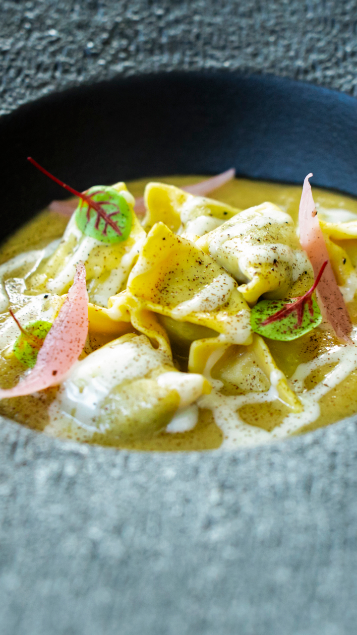 La tradizione ha radici profonde.
Il futuro prende forma in mani giovani. 👨🍳
Una ricetta della tradizione italiana. La tua visione contemporanea.
È da qui che comincia La cucina italiana del futuro in Svizzera 2026, il contest promosso da @50topitaly in collaborazione con Maistà Food.
Hai tra i 18 e i 35 anni e lavori in Svizzera come chef, sous-chef o capopartita?
È il momento di metterti in gioco.
🏆 In palio una fornitura di CHF 5'000 da riscattare nel 2027.
📩 Iscriviti entro il 31 ottobre 2026: invia la tua candidatura a info@50topitaly.it.
Scopri i documenti richiesti e tutti i dettagli su 50topitaly.it.
Il prossimo assaggio di futuro potrebbe portare la tua firma.
#LaCucinaItalianaDelFuturo #MaistaFood #50TopItaly #ChefSvizzera #CucinaItaliana