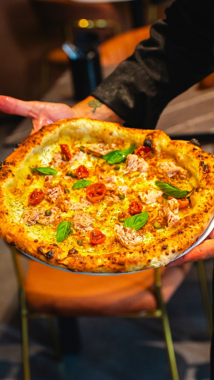 Dal tonno alla pizza. 🍕🐟
I Trancetti di Tonno Angelo Parodi incontrano la cipolla nell’interpretazione di Alchimia: pochi elementi, protagonisti riconoscibili e una pizza che racconta il prodotto attraverso il piatto.
Un altro ingrediente della selezione Maistà prende forma in cucina.
📍 Alchimia, Kloten
📩 Info e ordini: orders@maistafood.ch | info@maistafood.ch
#MaistaFood #AngeloParodi #PizzaItaliana #AlchimiaKloten #FoodService