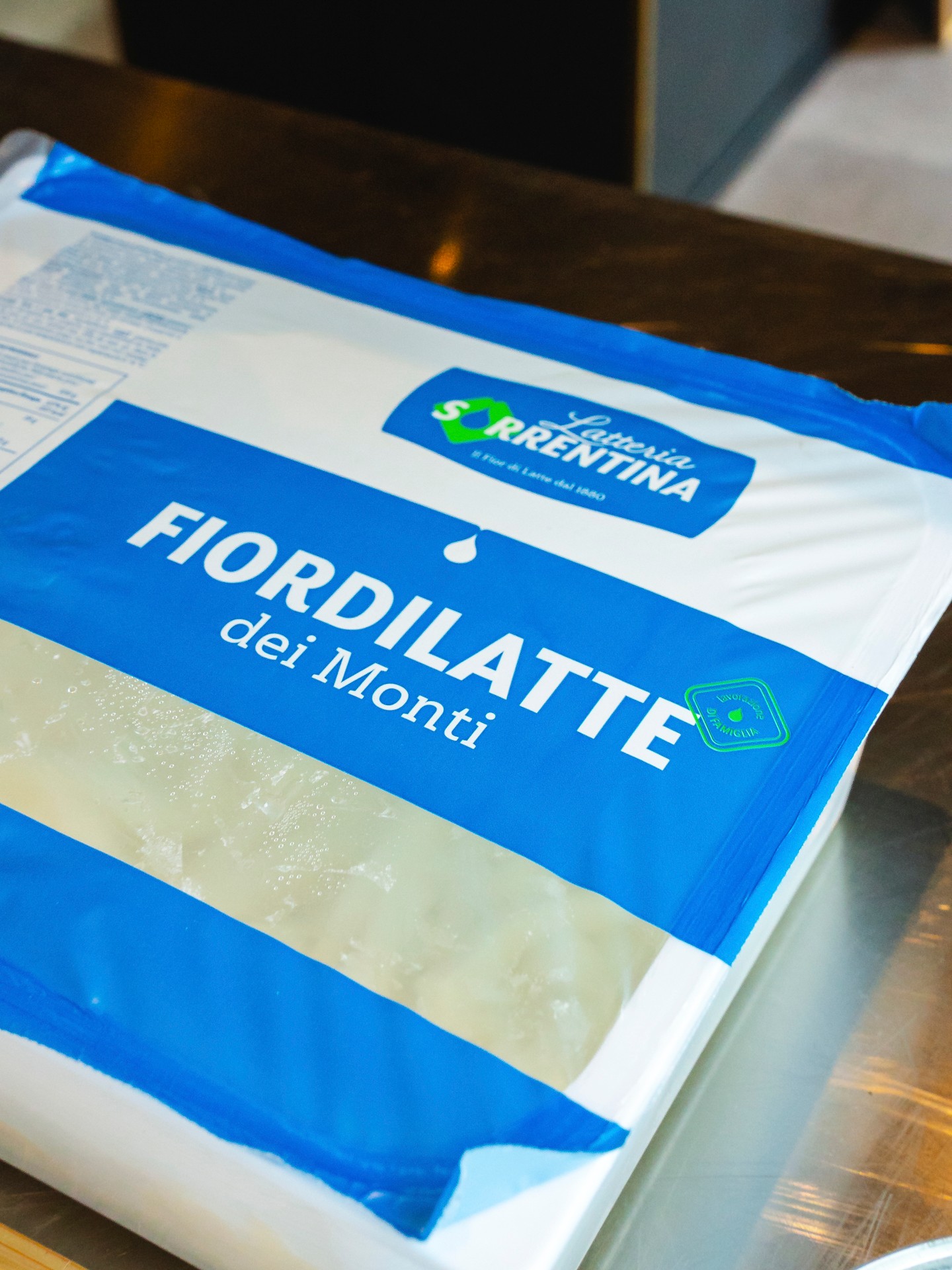 La pizza comincia dalla scelta degli ingredienti. 🧀

Il Fiordilatte dei Monti di Latteria Sorrentina è una delle materie prime della selezione Maistà che abbiamo ritrovato nella cucina di Alchimia.
Prodotti italiani scelti per accompagnare ogni giorno il lavoro dei professionisti della ristorazione.

📍 Alchimia, Kloten
📩 Info e ordini: orders@maistafood.ch | info@maistafood.ch

#MaistaFood #LatteriaSorrentina #Fiordilatte #AlchimiaKloten #FoodService