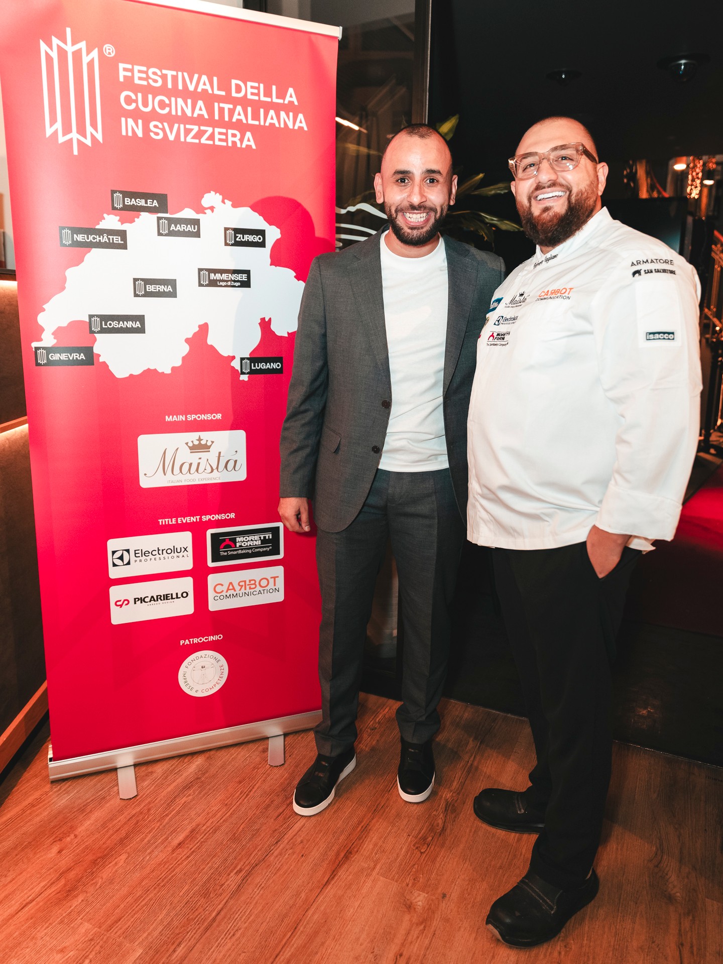 Esperienze diverse, una passione che si ritrova a tavola 🇮🇹🇨🇭
Il Festival della Cucina Italiana in Svizzera ha fatto tappa a Neuchâtel, da @vesuvius_taste_experience, per una seconda serata dedicata all’incontro tra cucina e arte della pizza.
Ai resident @chefrobertogagliano e @folgoregiuseppe si sono affiancati gli special guest @pasquale_torrente, @gaetanotorrente e @simone_attolini_chef: un’occasione per condividere tecniche, interpretazioni e storie che raccontano la ricchezza della nostra cultura gastronomica.
#MaistàFood #FestivalDellaCucinaItalianaInSvizzera #Neuchatel #VesuviusTasteExperience #CucinaItaliana #ItalianFoodExperience