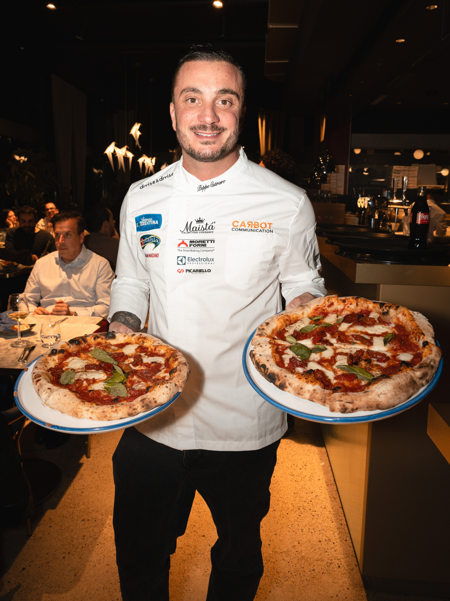 La passione si riconosce nei gesti, la tradizione nelle mani di chi la interpreta 🇮🇹🇨🇭

A Losanna, da @sofiacucinadamore, il Festival della Cucina Italiana in Svizzera è arrivato alla sua quarta tappa, portando a tavola nuove espressioni della cucina e dell’arte della pizza.

I resident @diegonavas077 e Alessandro Luchetta hanno accolto gli special guest @simone___testa e @peppeofficiel: una serata in cui esperienze e competenze si sono incontrate, nel piacere di cucinare e condividere. È questo lo spirito che vogliamo sostenere: dare spazio al talento e alle collaborazioni che arricchiscono la ristorazione italiana in Svizzera.

Grazie al team di Sofia Cucina d’Amore e ai protagonisti della serata ✨

#MaistàFood #FestivalDellaCucinaItalianaInSvizzera #Lausanne #SofiaCucinaDAmore #CucinaItaliana #ItalianFoodExperience
